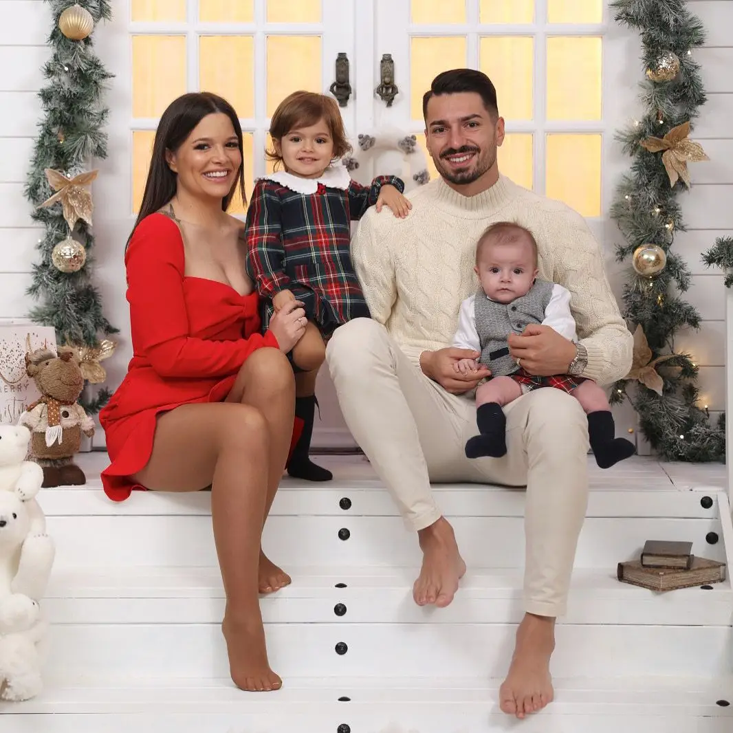 O jogador com a mulher e os dois filhos