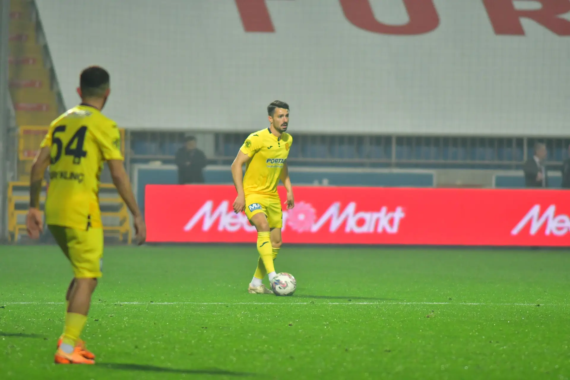 PêPê (no centro) em ação pelo clube turco