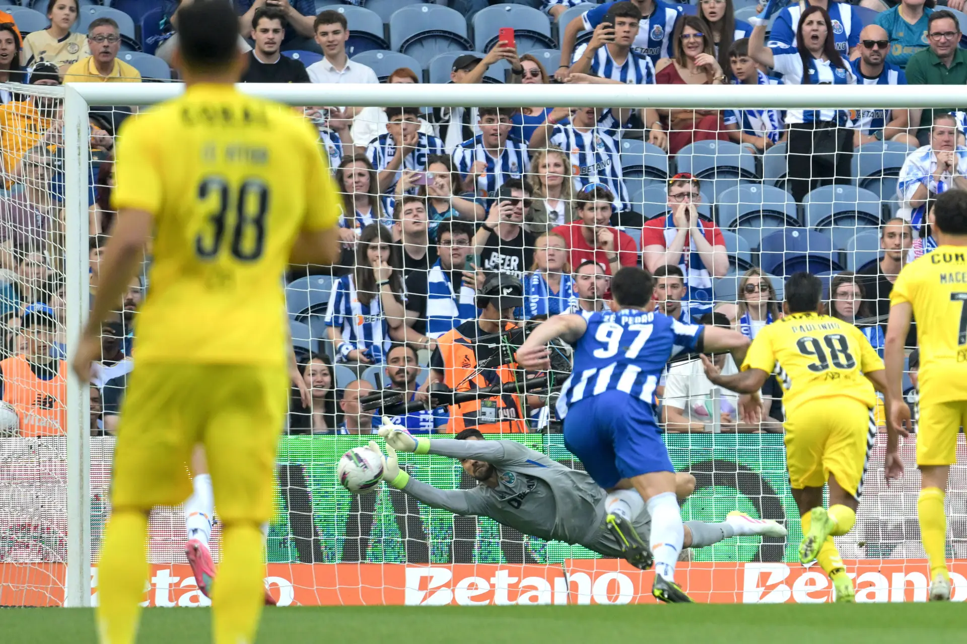 Nas mãos de Diogo Costa e nos pés de Rodrigo Mora, o FC Porto fecha a I Liga aos ombros dos seus melhores