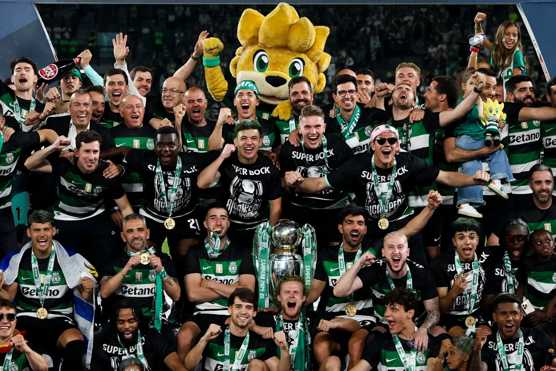 Assim foi a festa do Sporting bicampeão até chegar ao Marquês de Pombal