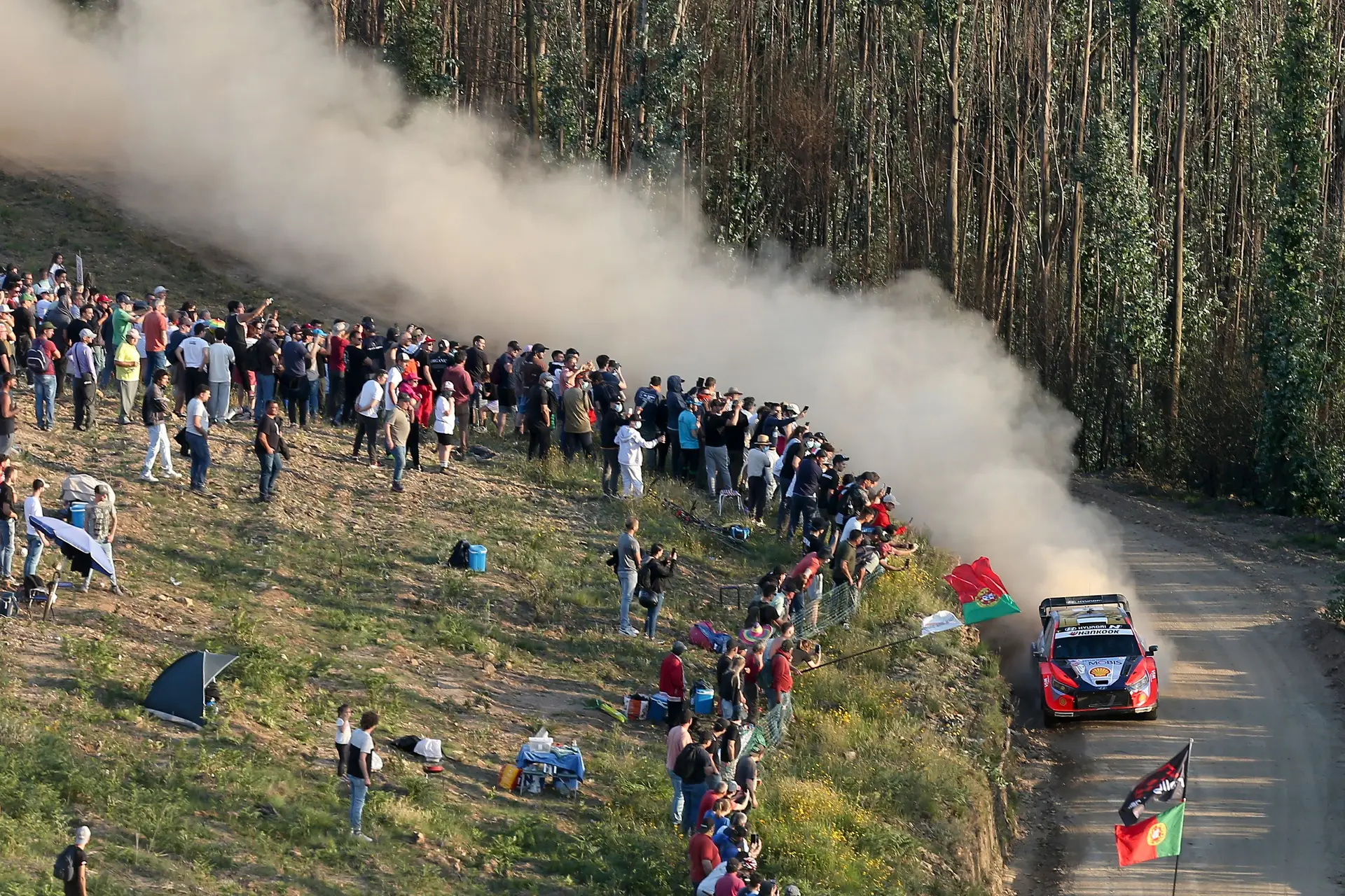 Ott Tänak no seu Hyundai, a deslizar na terra