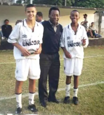 O adolescente Bruno com Pelé e Robinho, no Santos
