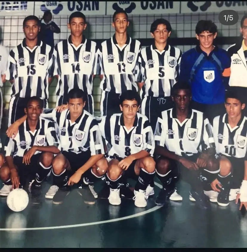 Bruno (2.º em baixo à esquerda) com a equipa de futsal do Santos