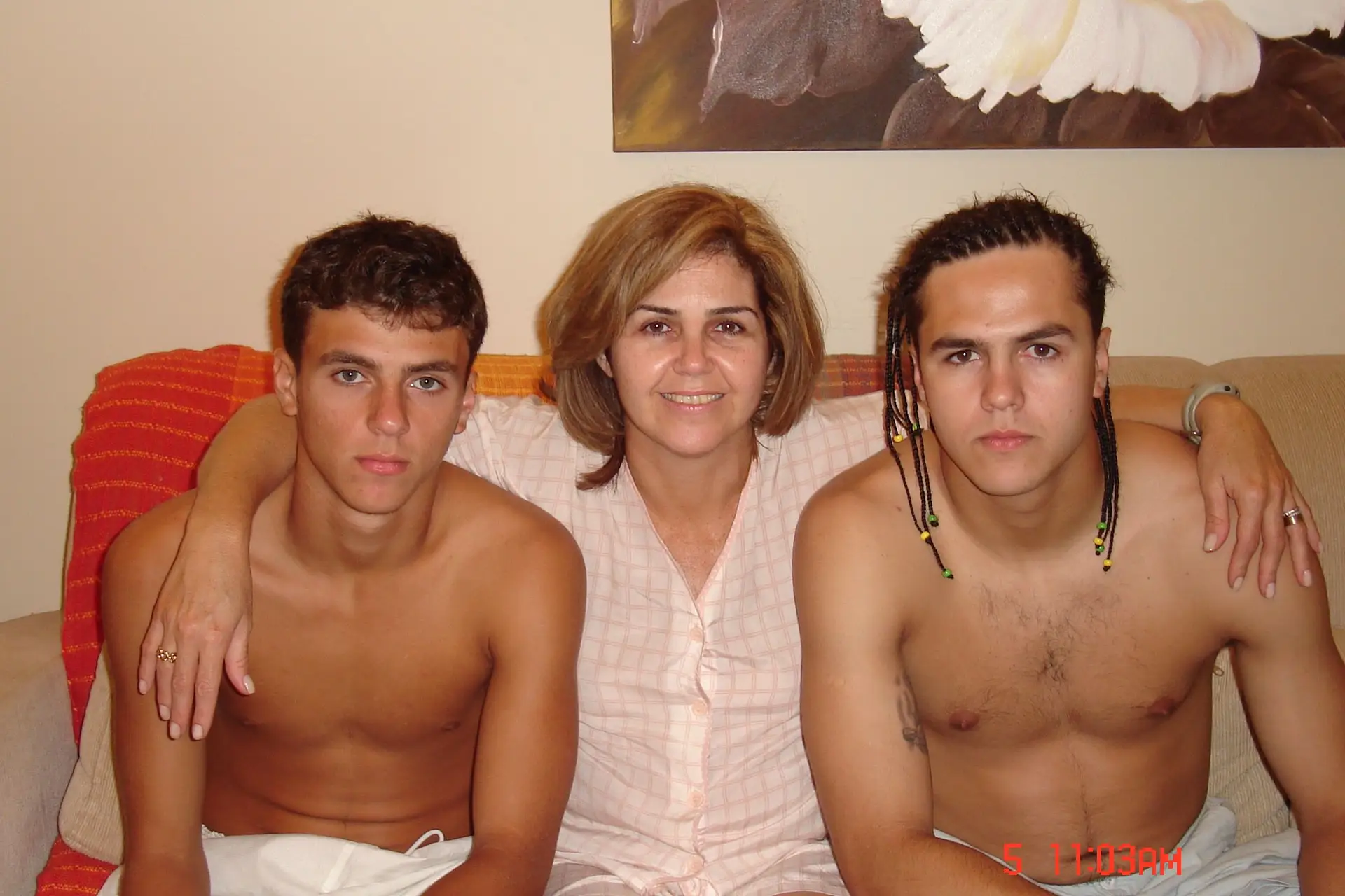 Bruno (à direita) com a mãe e o irmão 
