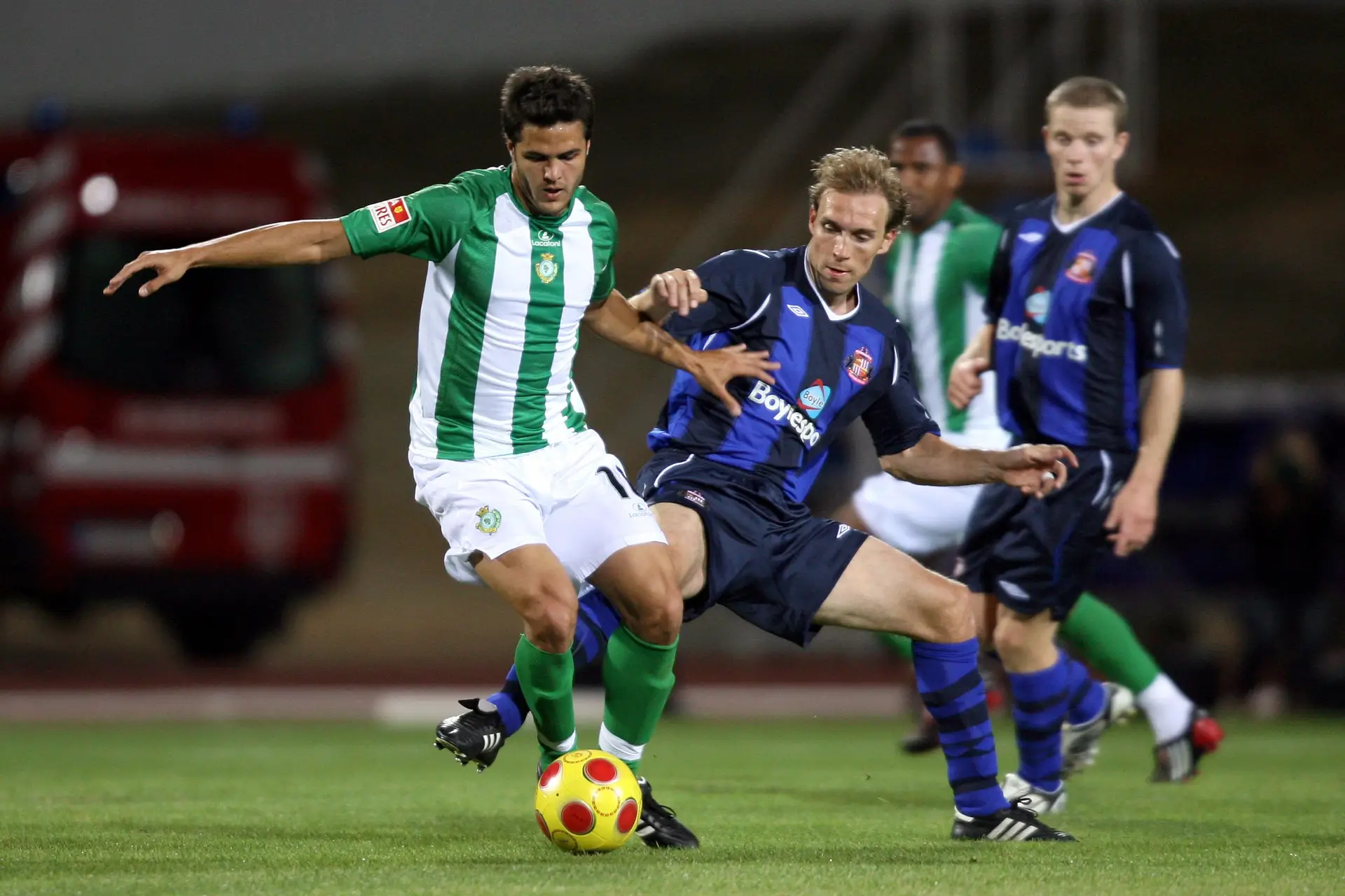 O avançado (à esquerda) em ação pelo V. Setúbal