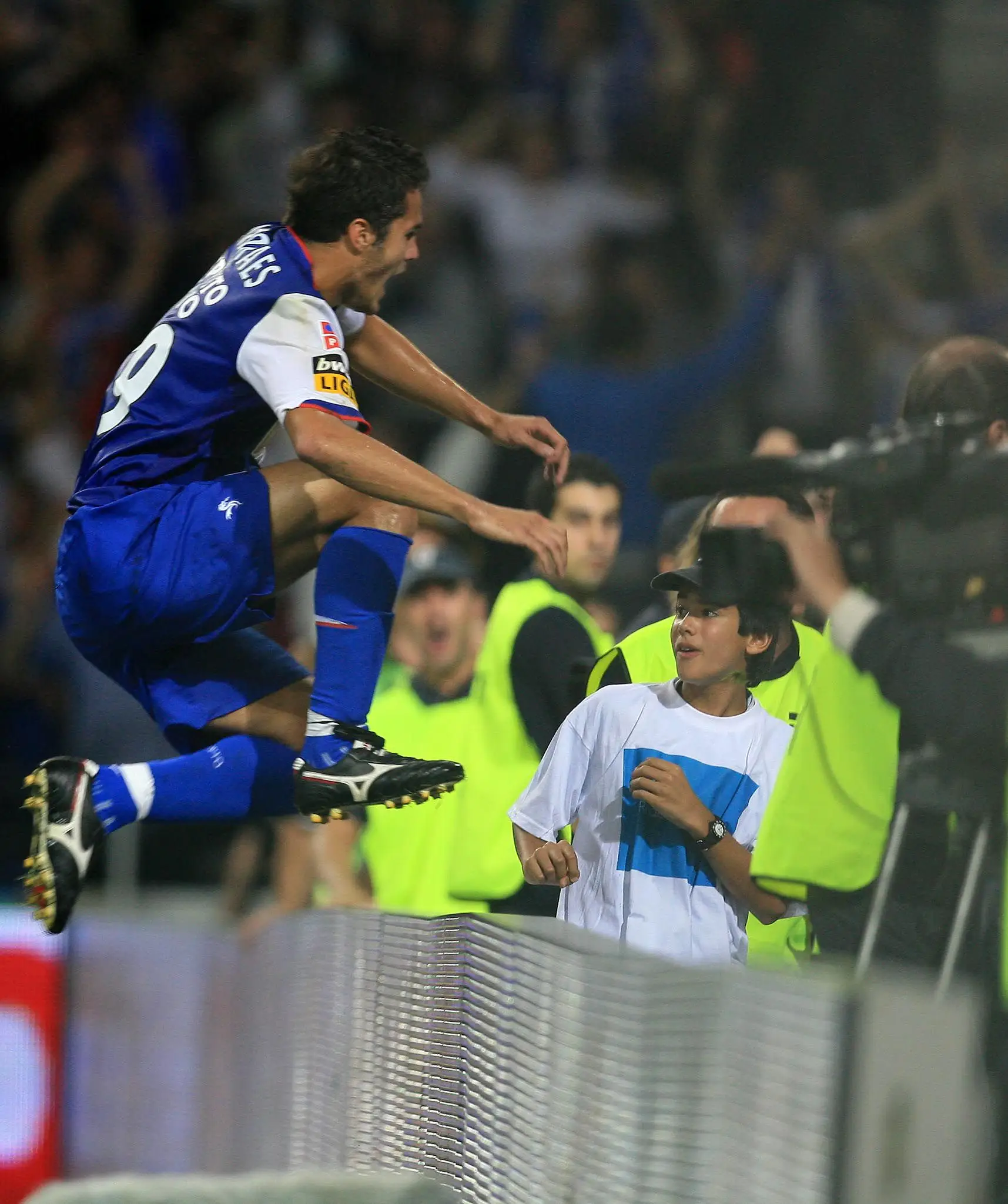 O avançado brasileiro a salta a vedação para ir festejar com os adeptos do FC Porto