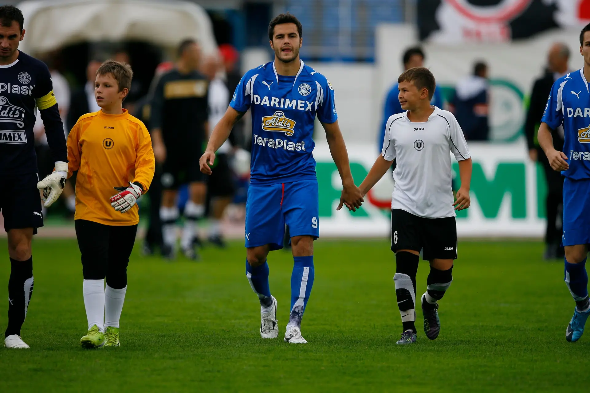 O avançado a entrar em campo, para mais um jogo pela equipa romena do Glória Bistrita