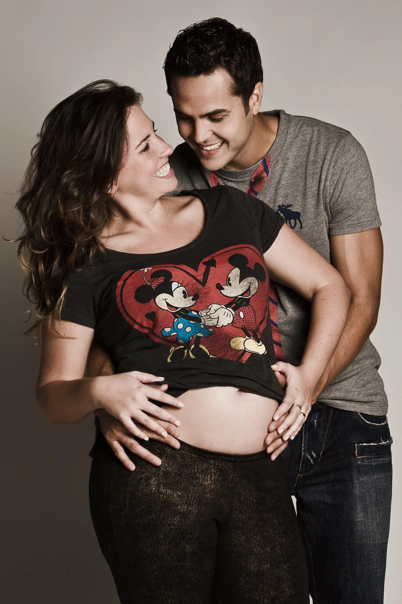 Bruno e a mulher grávida do primeiro filho de ambos