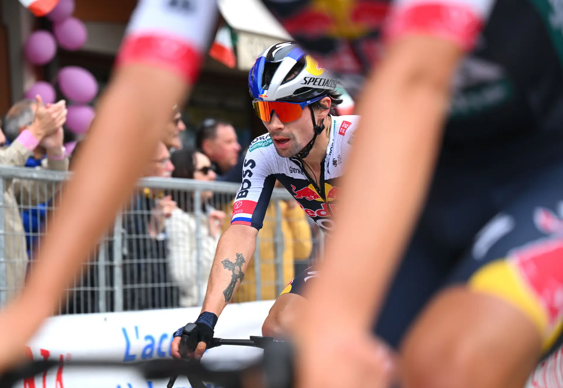 Uma (nova) queda tirou Primož Roglič do Giro d'Itália