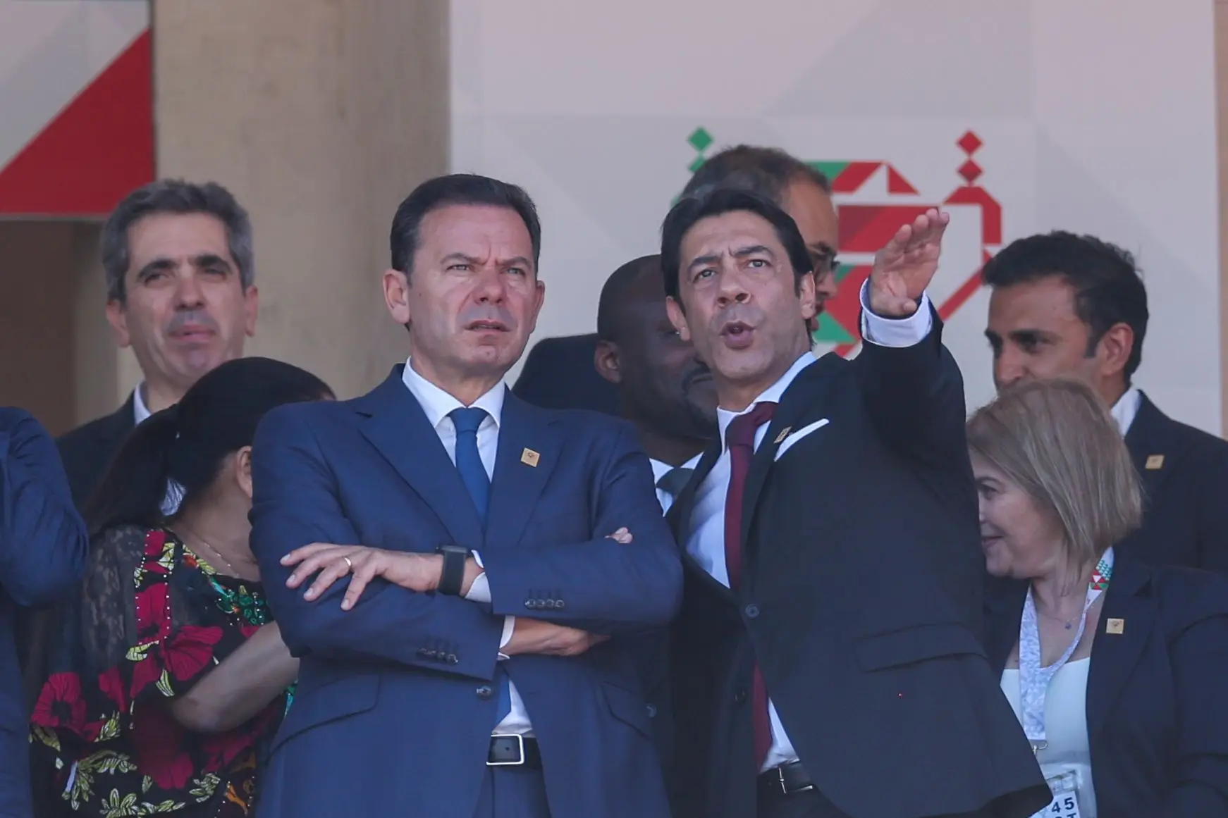 Rui Costa na tribuna do Estádio Nacional, no Jamor, ao lado do primeiro-ministro Luís Montenegro, durante a final da Taça de Portugal