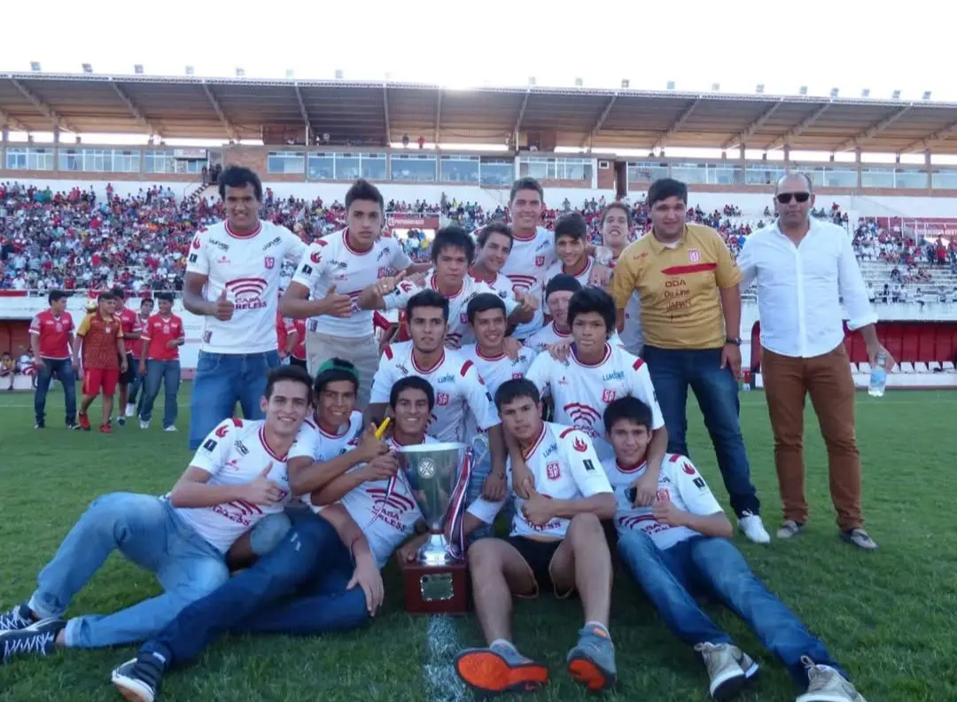 O treinador (1º à direita atrás) com a sua equipa de Sub17 que venceu o Torneio Internacional de Santa Catarina, no Brasil 