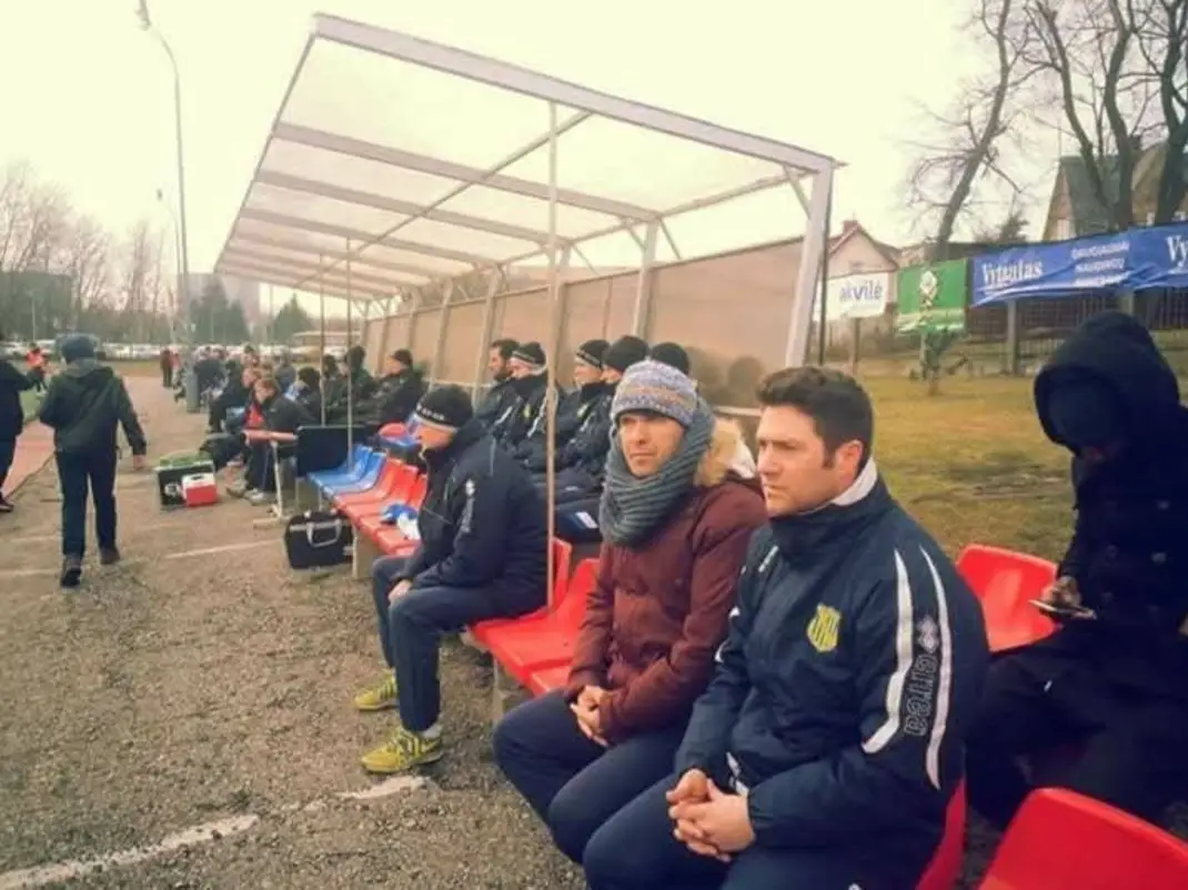 Em 2015, Capela (de gorro e cachecol) Capela foi treinar para a Lituânia, mas como não tinha ainda o nível UEFA Pro, tinha de sentar-se ao lado do banco