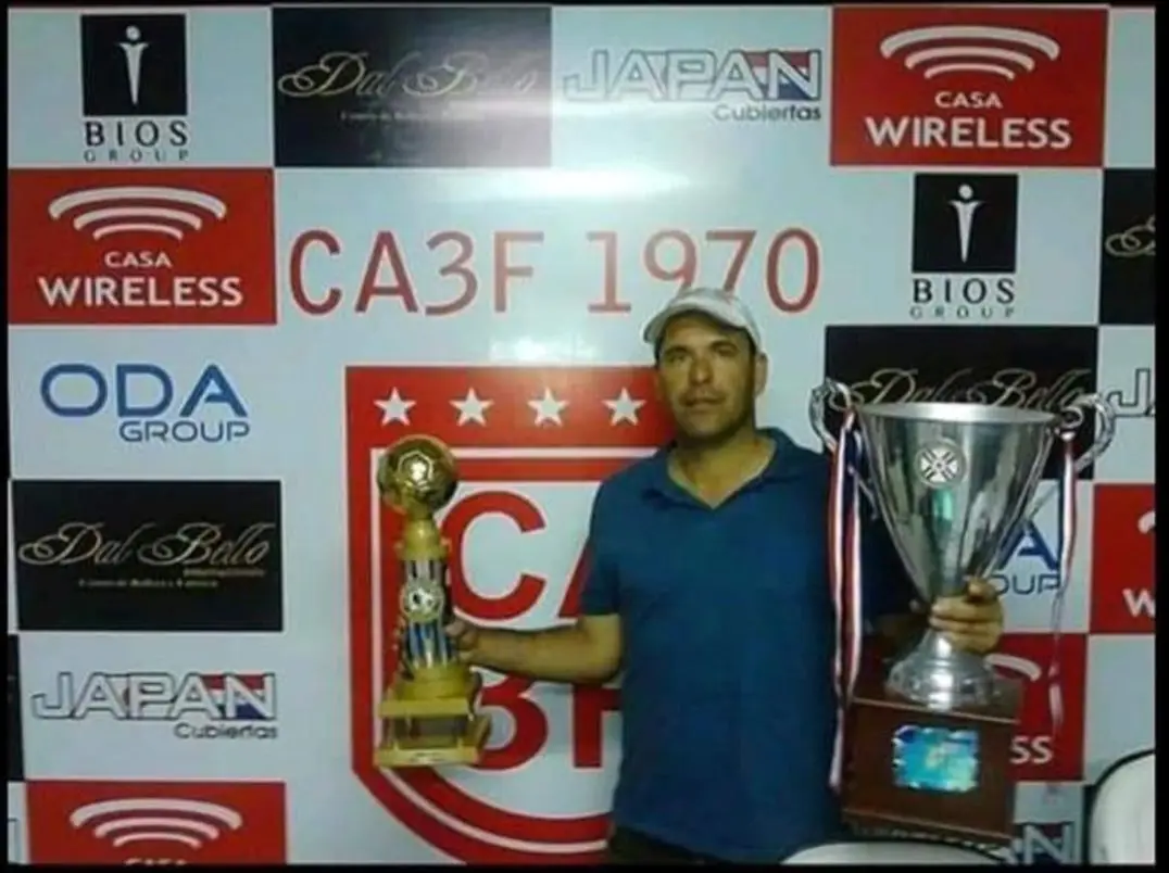 Capela com os dois trofeus que conquistou no Paraguai
