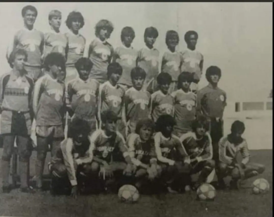 O jovem médio (3º atrás à esquerda) jogou clube da Torralta