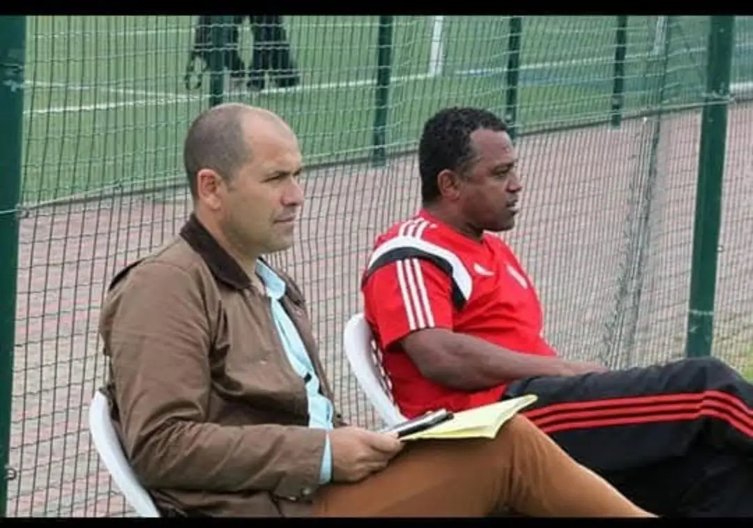 Capela com Hassan, um dos treinadores da formação, no Waydad de Casablanca