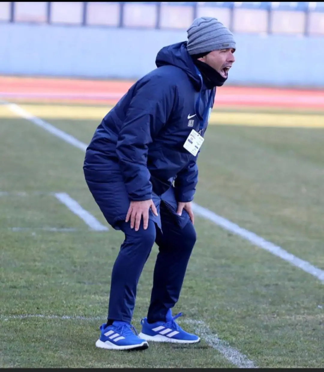 Capela dá indicações para dentro de campo, num jogo do SC Znojmo
