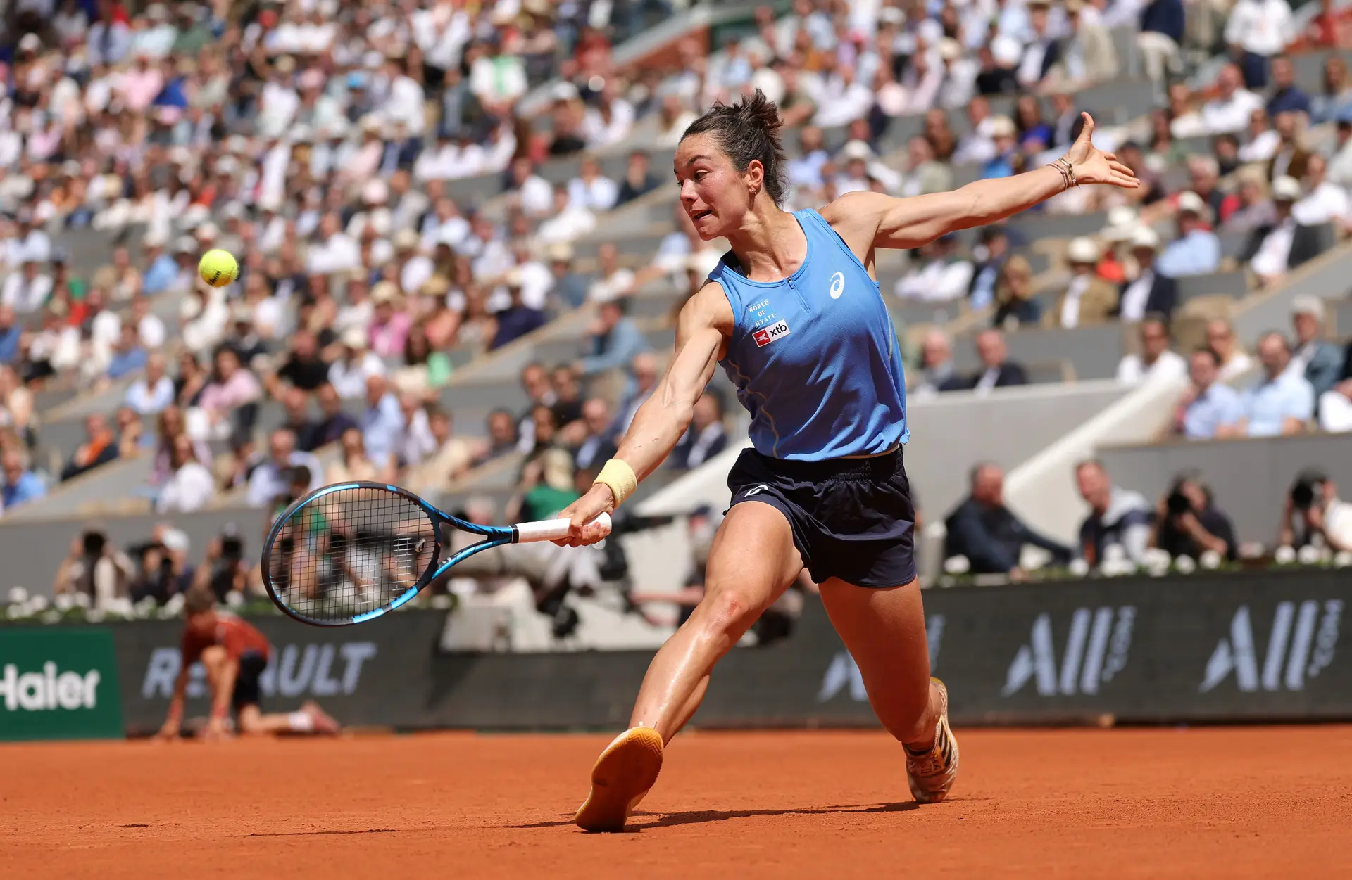 A wildcard Lois Boisson nunca jogara um Grand Slam e já está nos ‘quartos’ de Roland-Garros. Há um ano, viu o torneio do hospital
