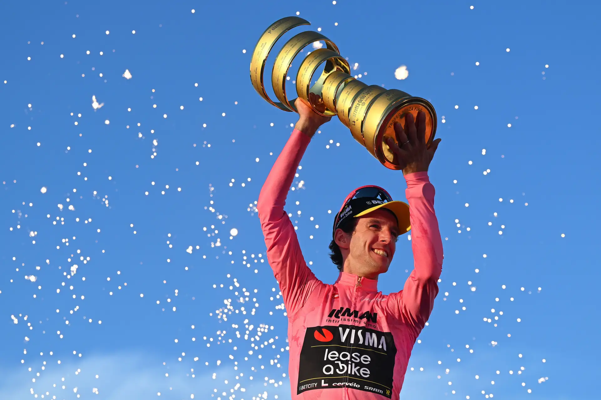 A celebrar a vitória no Giro com a licra rosa