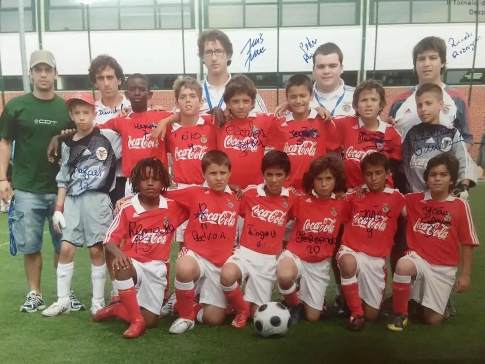 O médio (2º à direita em baixo) começou a jogar pelas escolas do Benfica com 8 anos