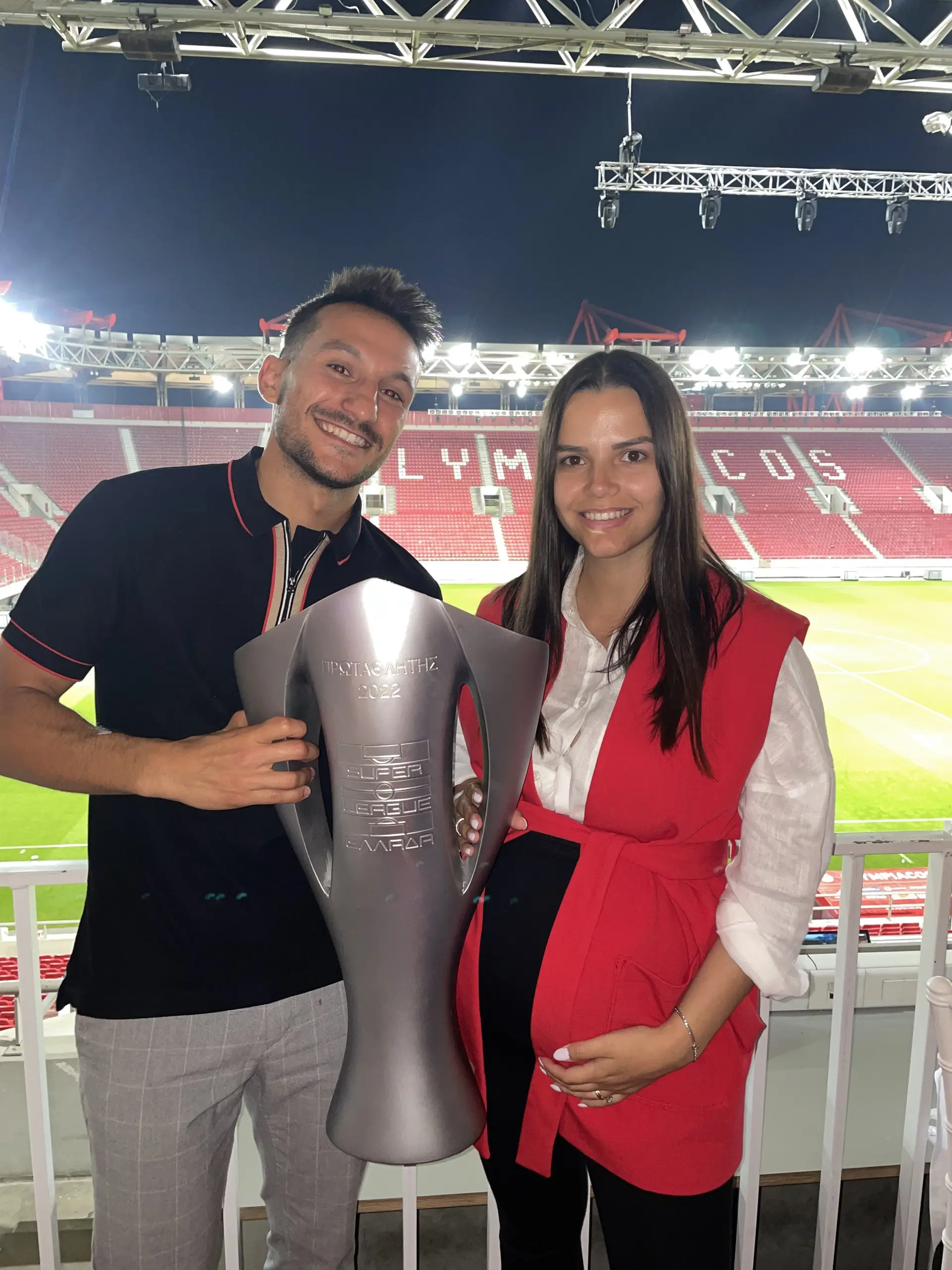 João com a taça de campeão nacional pelo Olympiacos [2021/22], aqui lado da mulher, grávida do primeiro filho