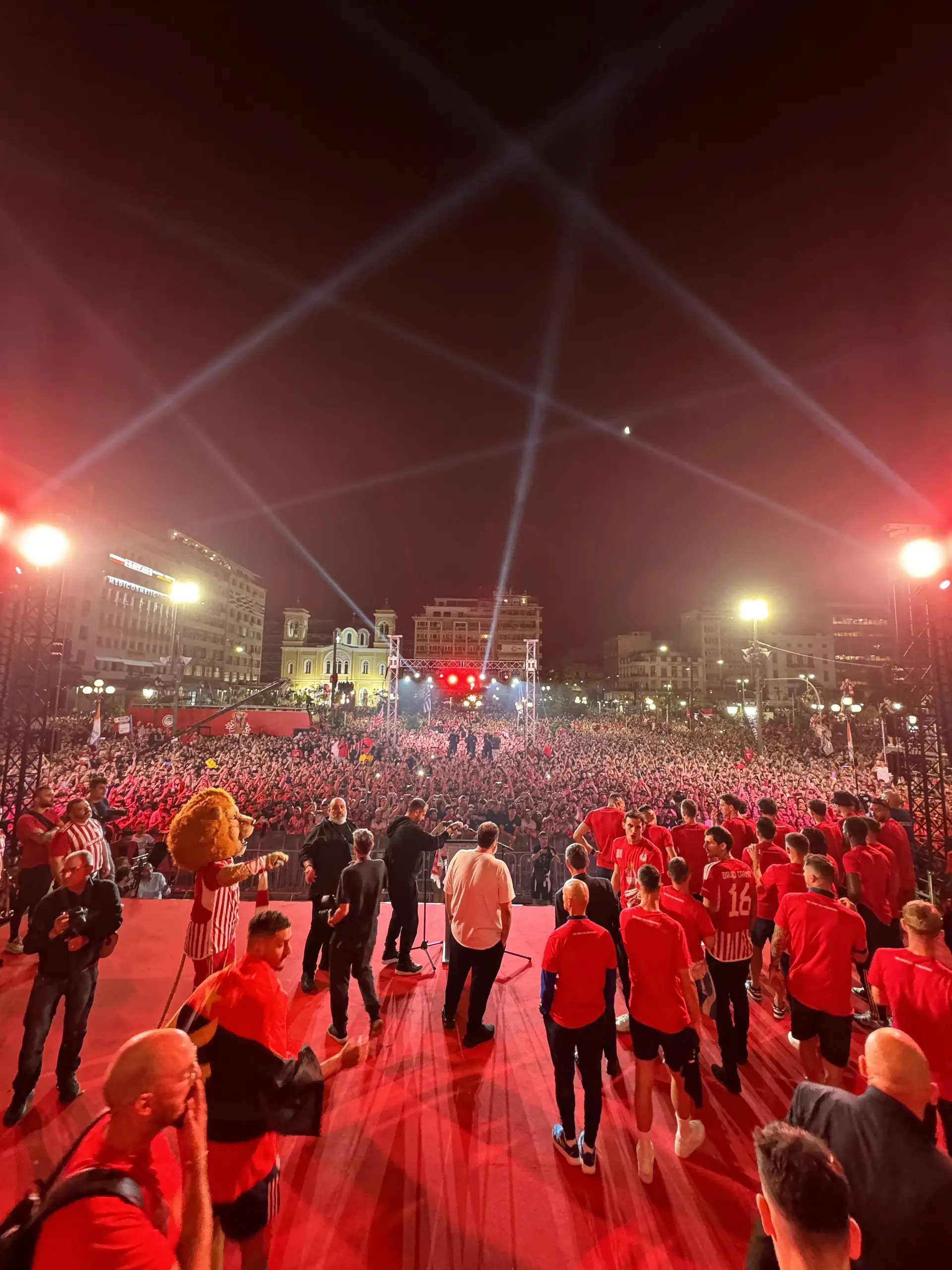 O festejo com os adeptos do Olympiacos