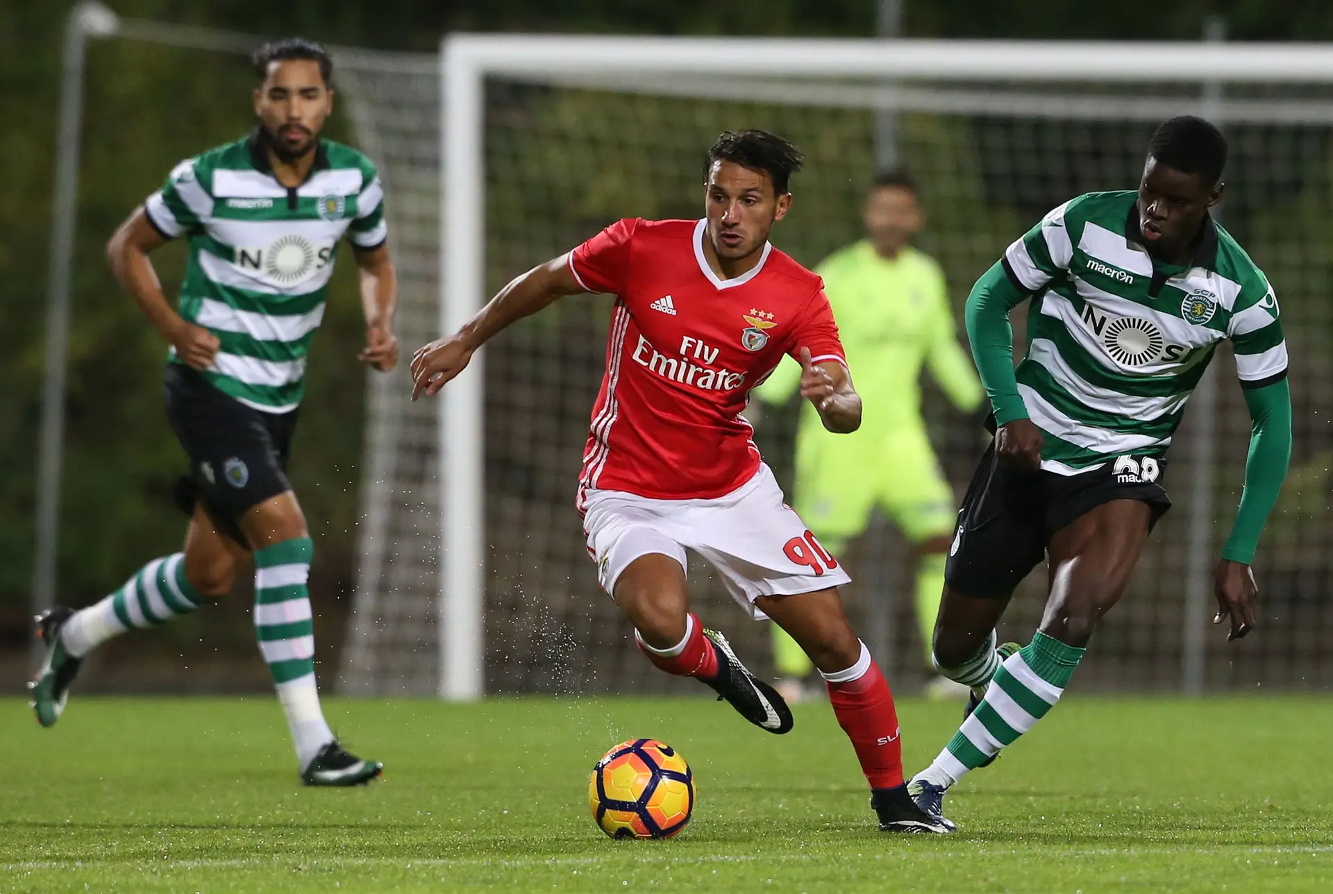 João começou a jogar pela equipa B do Benfica, em 2014