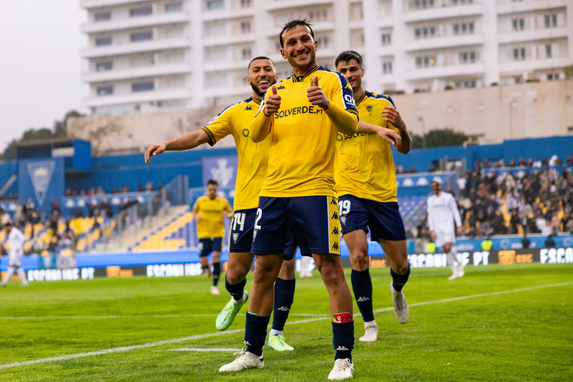 João (no meio) regressou ao Estoril Praia em 2024/5