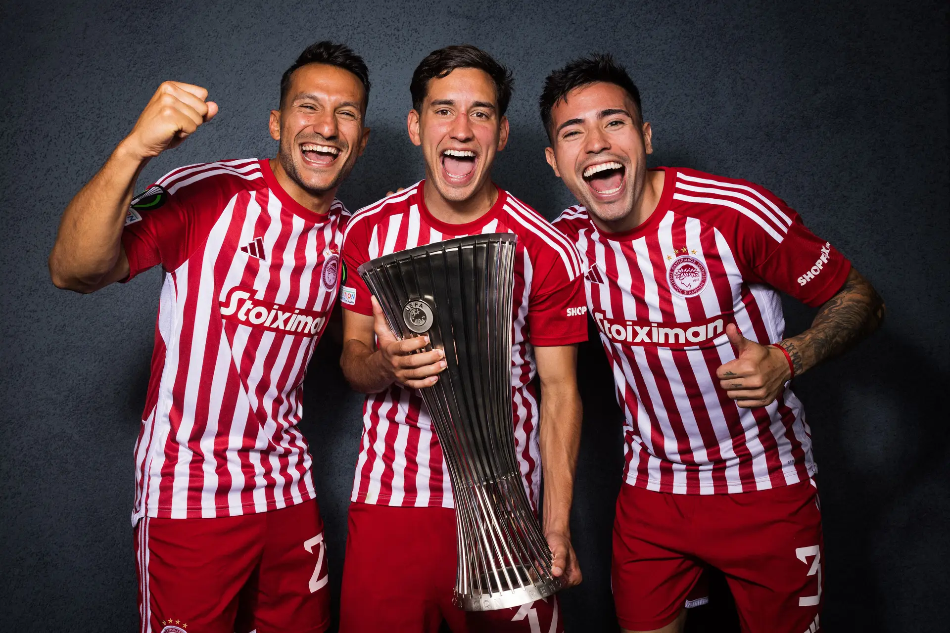 oao Carvalho, Santiago Hezze e Francisco Ortega com a Taça da Liga Conferência