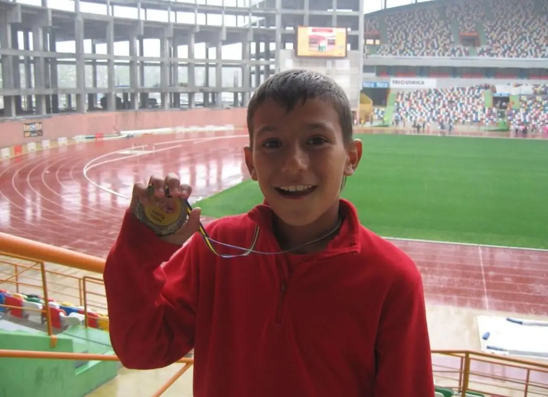 João mostra a medalha que ganhou pelo Benfica num Torneio em Leiria
