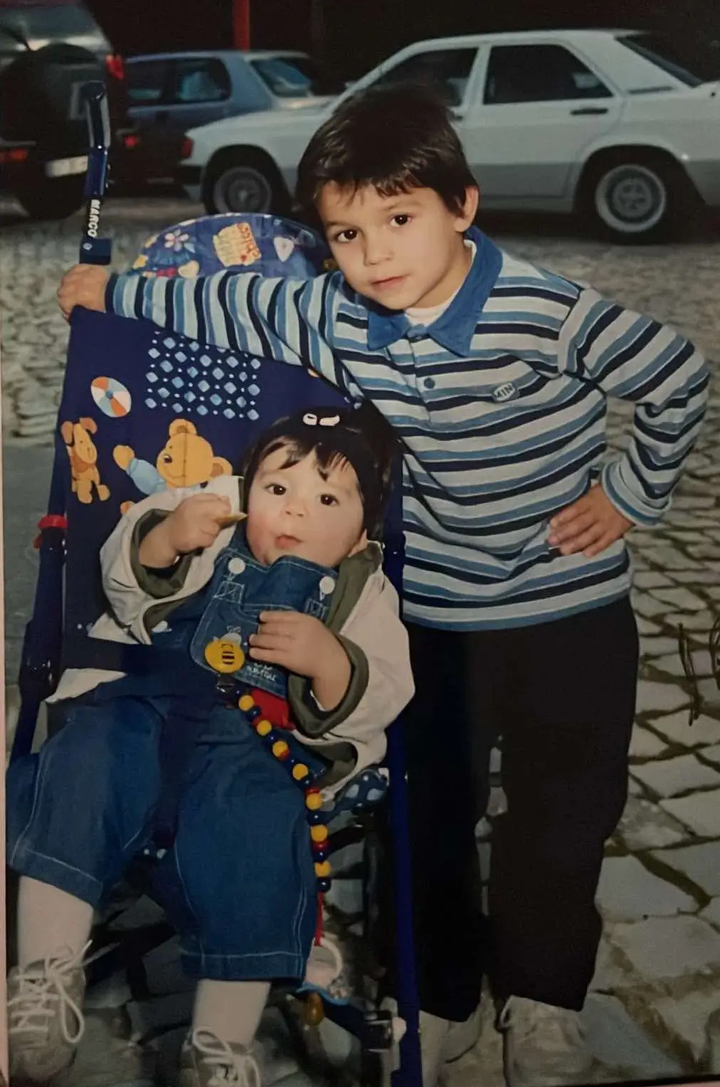 João Carvalho com a irmã mais nova três anos
