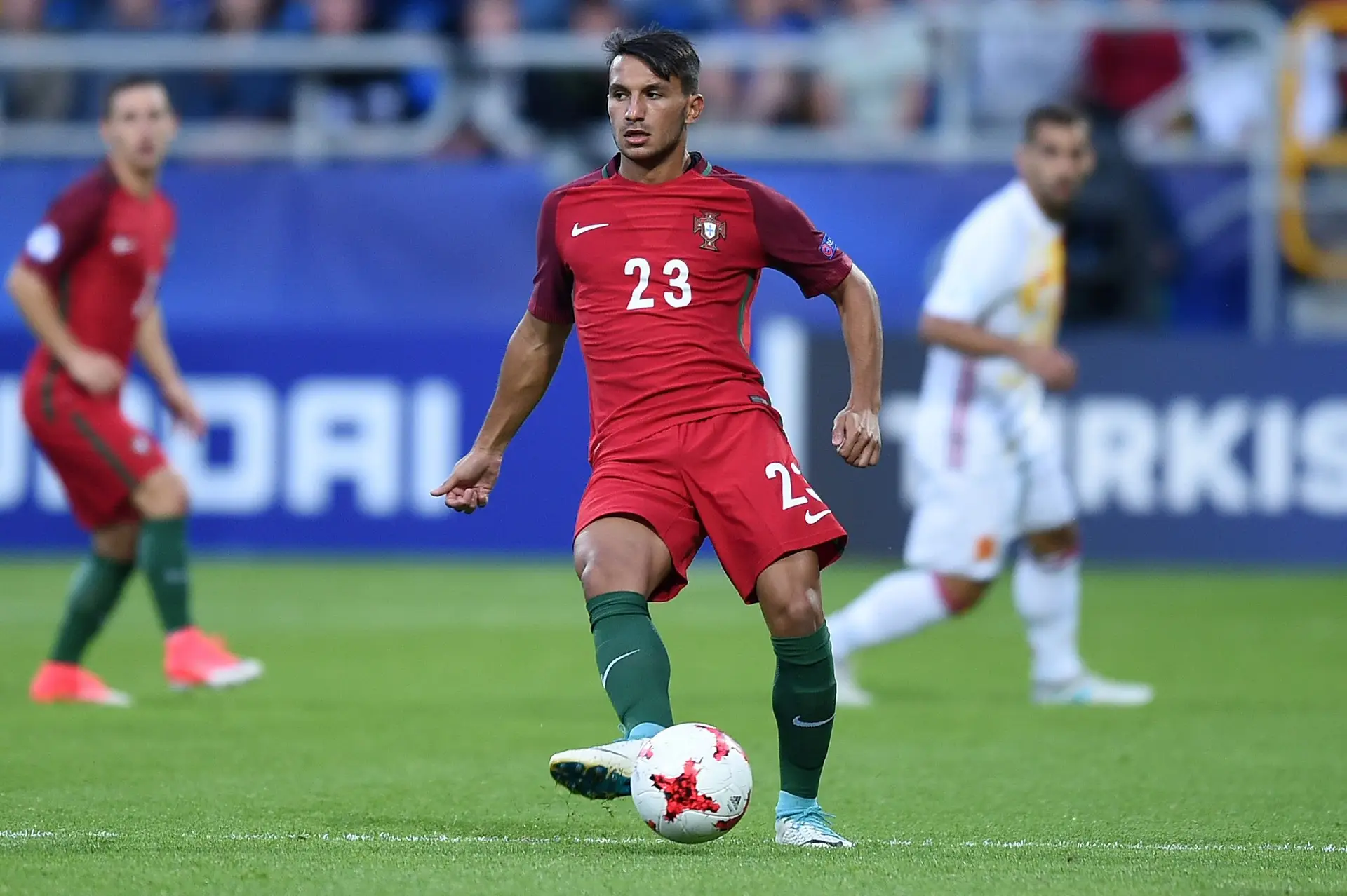 Em 2017, o médio participou no Europeu de Sub21, depois de já ter feito os Europeus de Sub17 e Sub19
