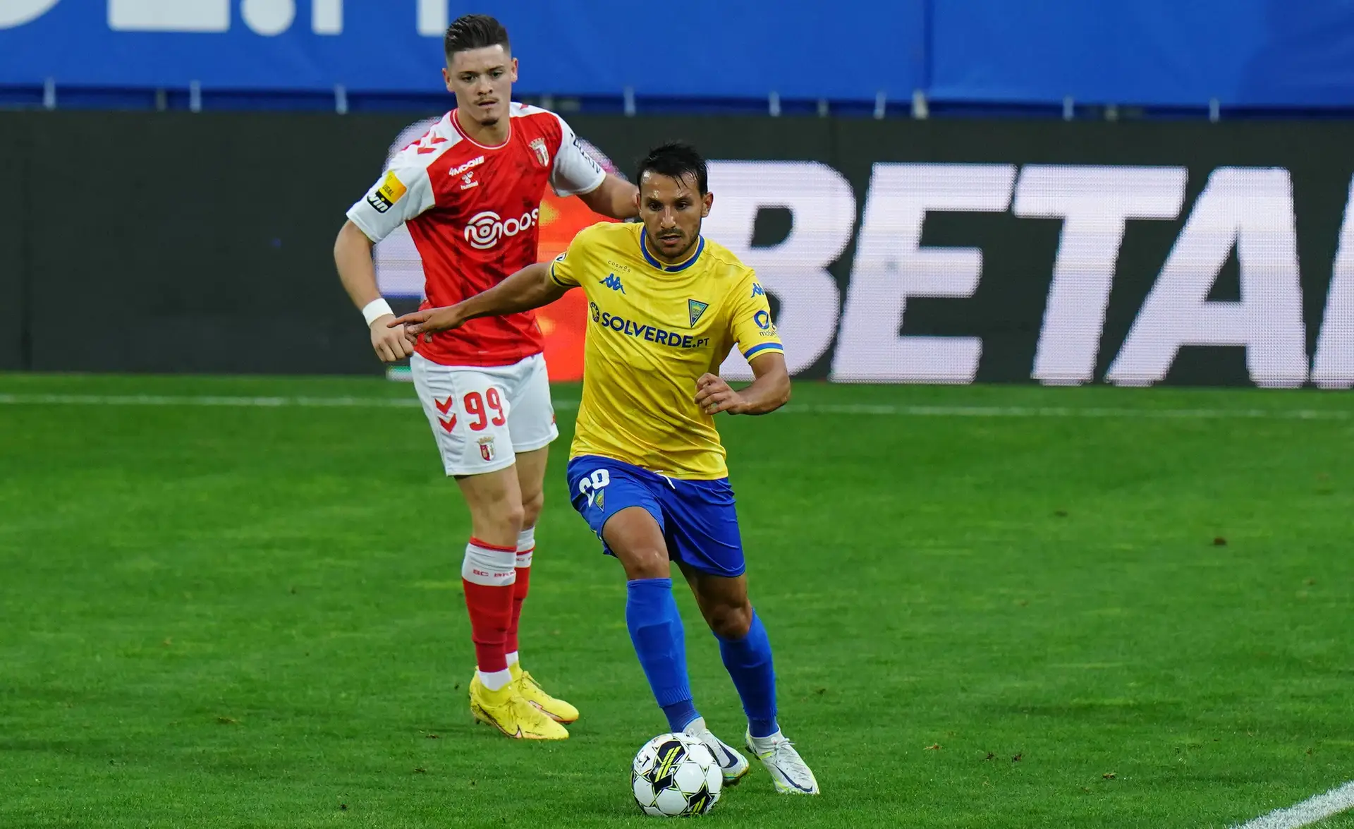 Em 2023, o médio (com a bola) foi emprestado ao Estoril Praia