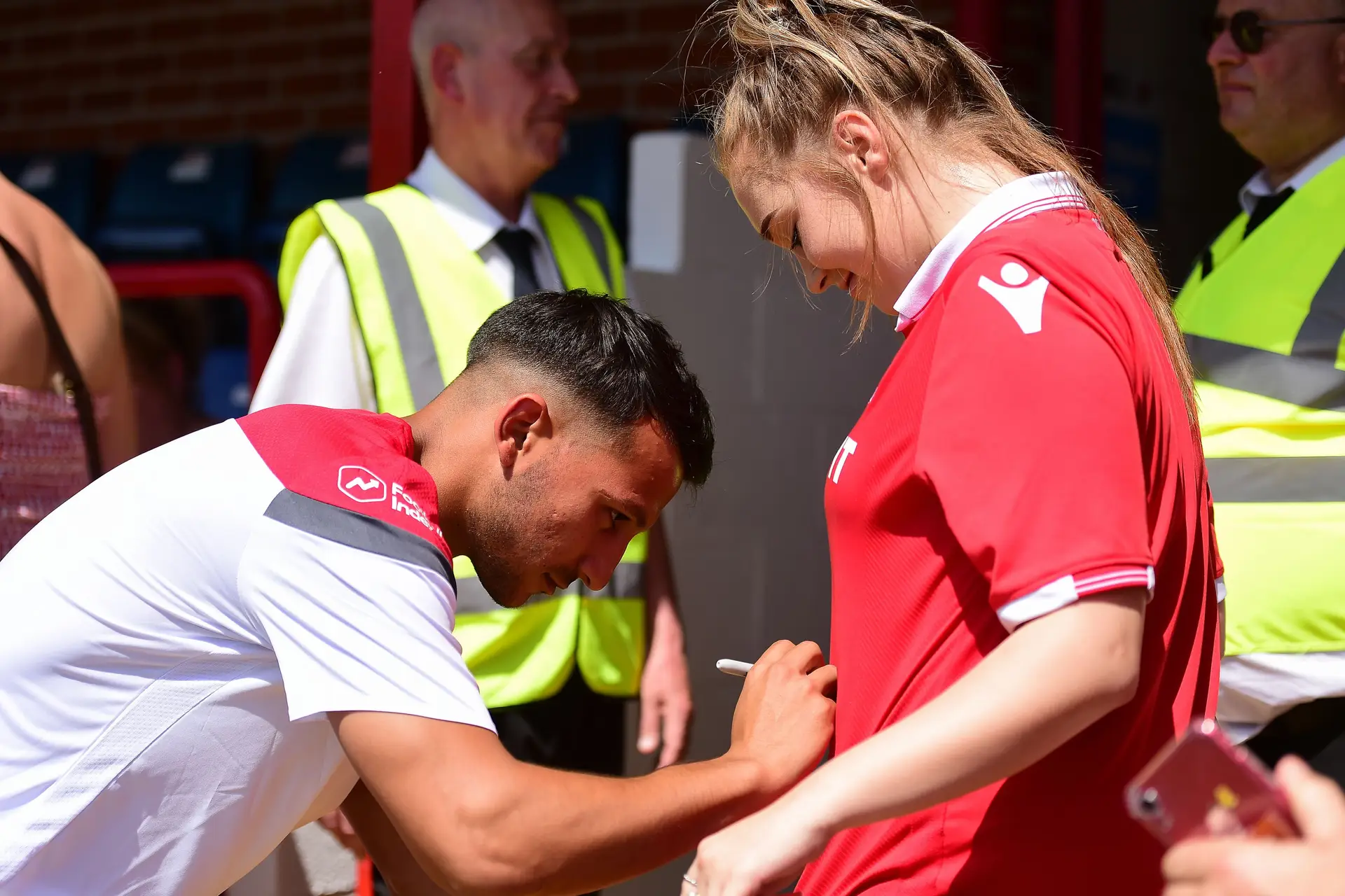 O médio assina a camisola de uma adepta do Nottingham Forest 