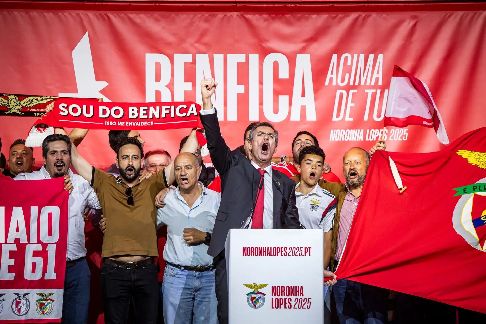 Noronha Lopes já não cheira a outsider no Benfica e voltou cheio de emoção e crítica, mas ainda com pouco de concreto