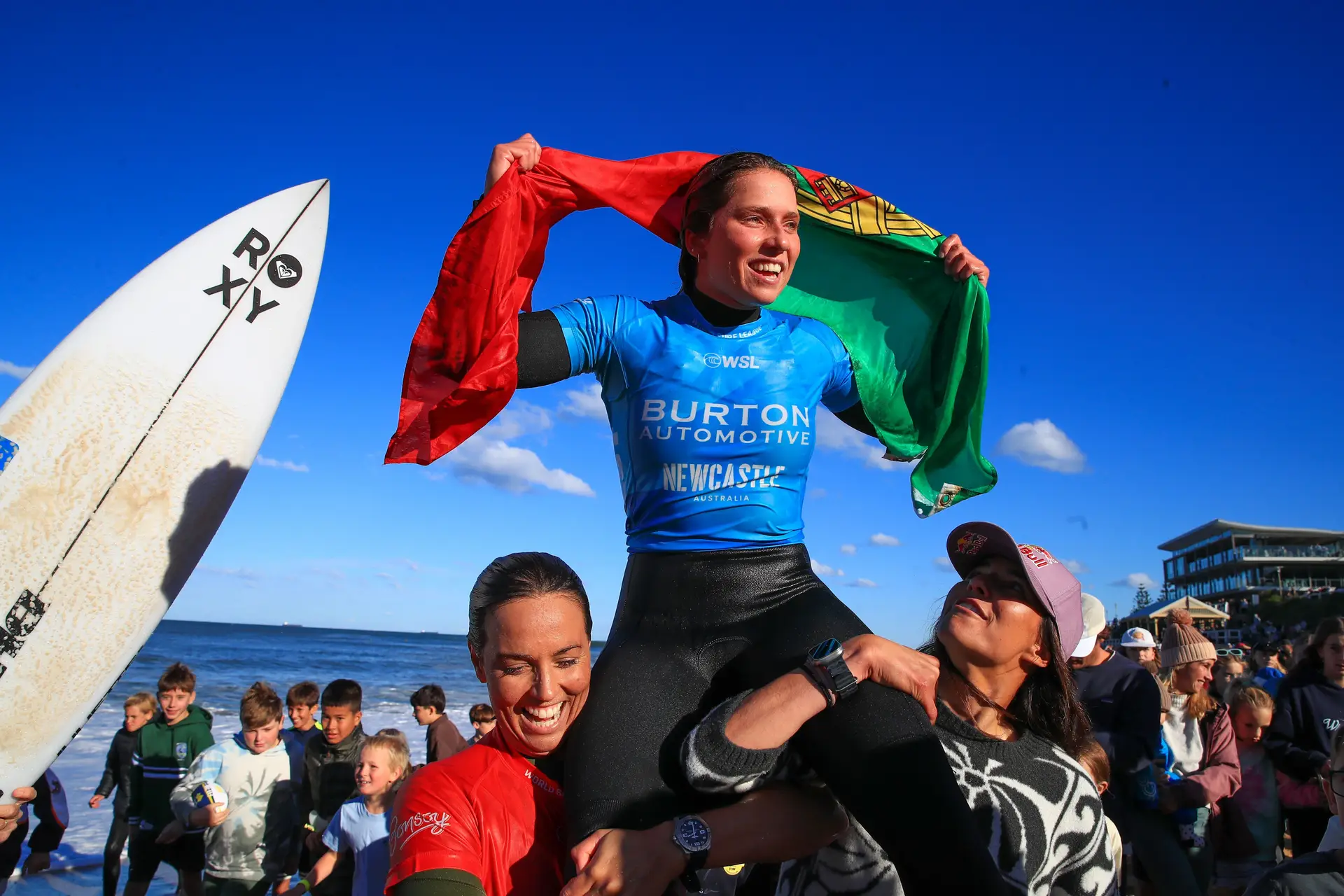 “Fogo, ganhei um Challenger, o que raio se está a passar?”: Kika Veselko venceu na Austrália e lidera a qualificação para o mundial de surf