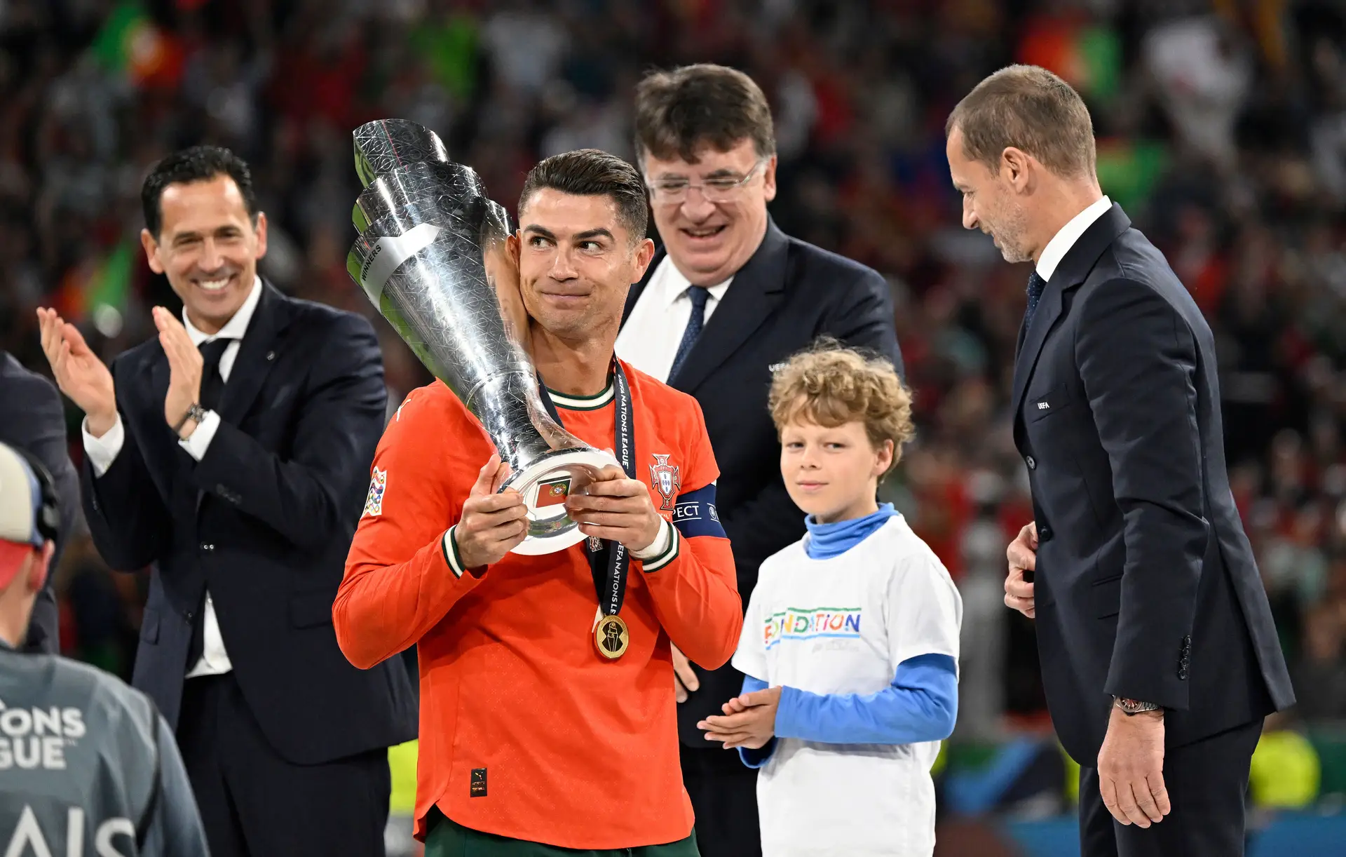 Ronaldo lesionou-se no aquecimento, mas jogou a final: “Forcei, na seleção tens de forçar. Ser capitão desta seleção é um orgulho”