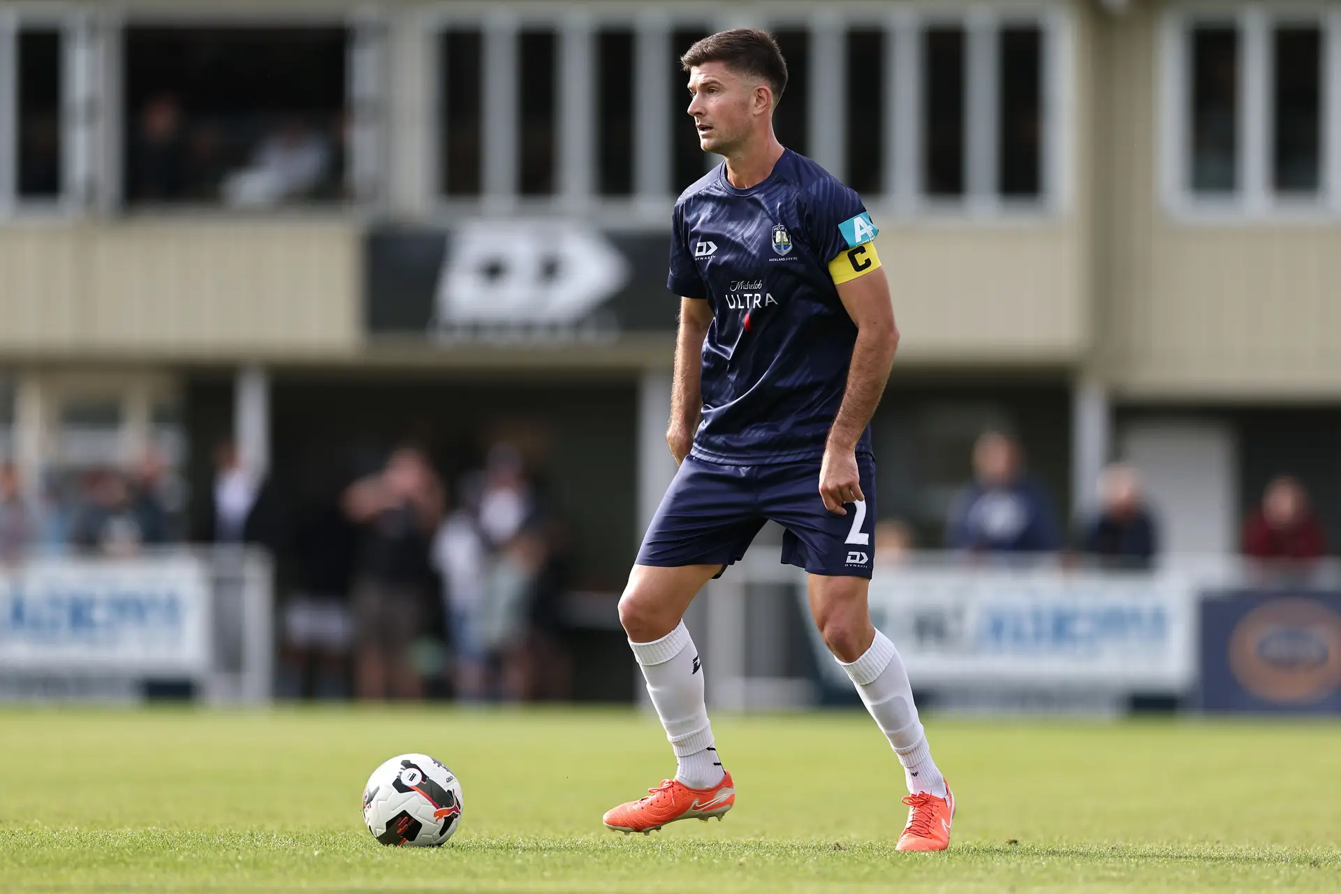 Mario Ilich com a braçadeira de capitão do Auckland City