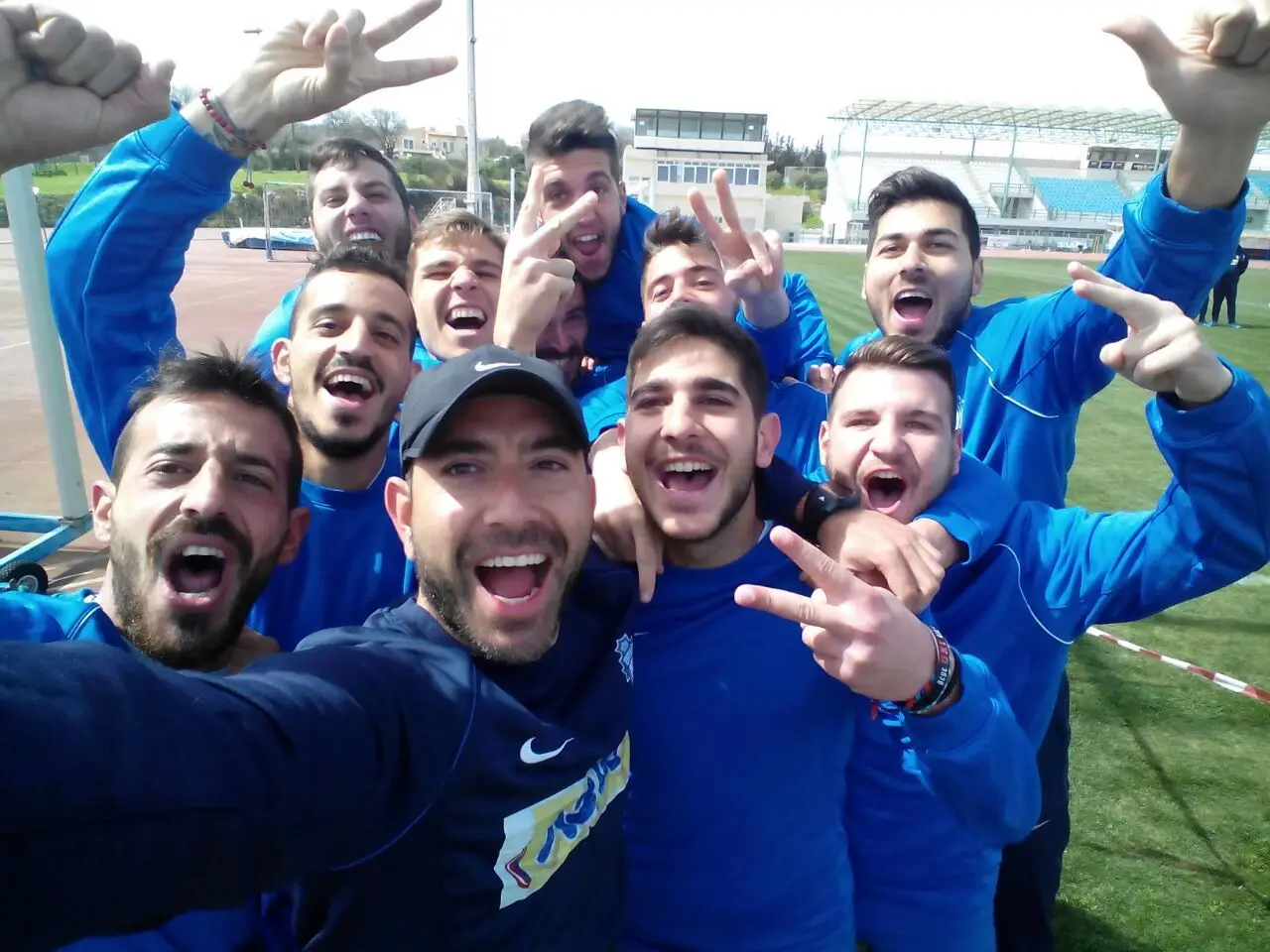 Acácio com jogadores do Episkopi, da Grécia