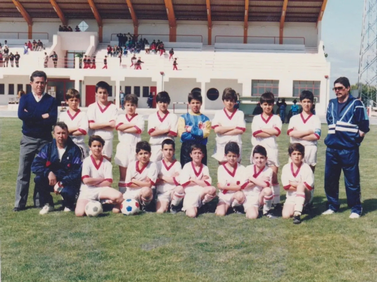 Acácio (2º jogador em baixo à direita, com a bola) começou a praticar futebol no Despertar SC, de Beja, com sete anos. 
