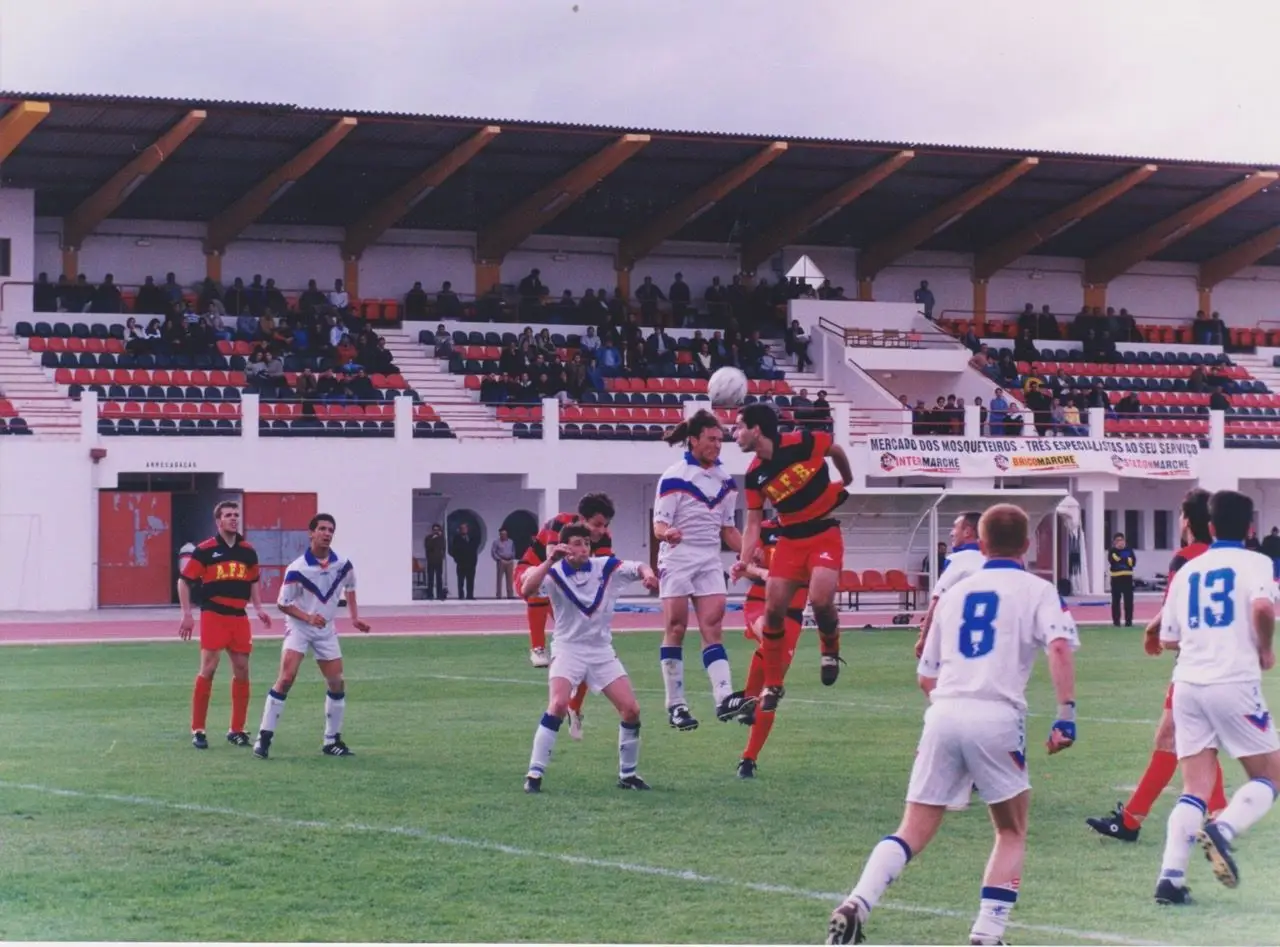 Acácio (de vermelho e preto a cabecear a bola) num jogo entre a seleção sénior de Beja e a de Évora, em 1999