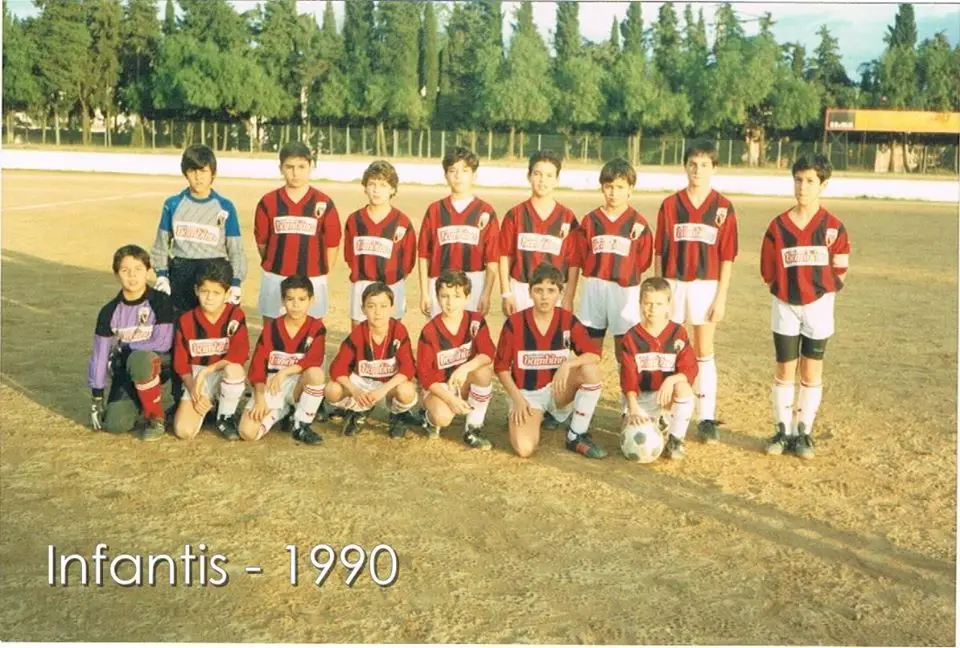 A equipa dos infantis onde Acácio (o 4º atrás a partir da esquerda) iniciou o seu percurso de jogador