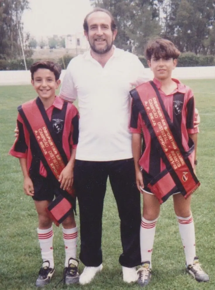 Acácio (à direta) com o pai e o irmão Tomás, com as faixas de campeões de infantis