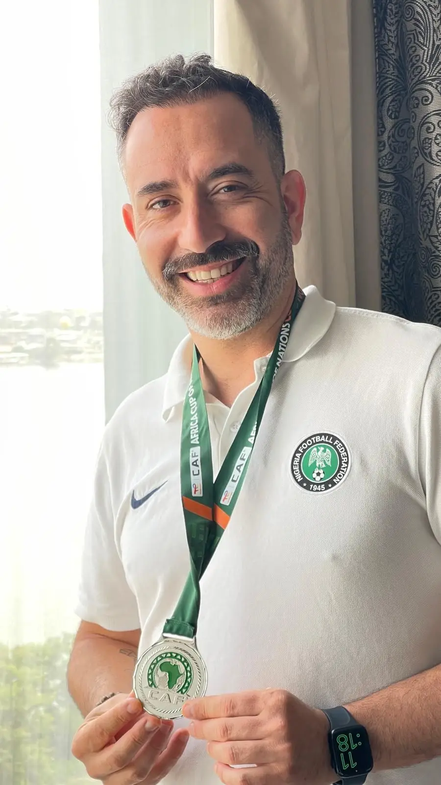 O treinador com a medalha da final do CAN, em 2023