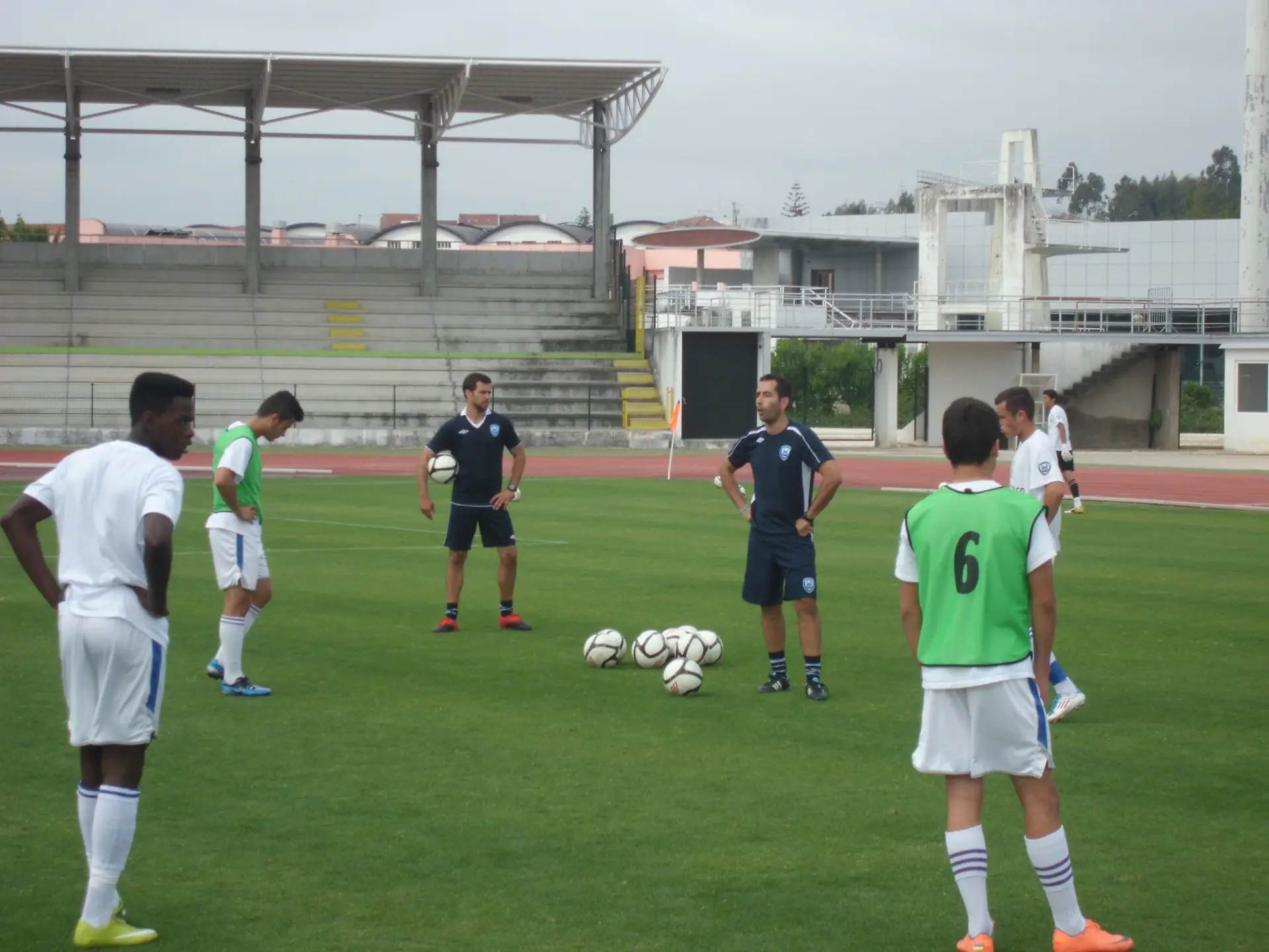 Em 2011/12, Acácio Santos (à direita vestido de escuro com as mãos na cintura), foi treinador na academia inglesa Vision Sport Institute, em Rio Maior
