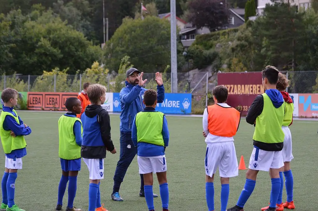 Após a saída do V. Setúbal, o treinador foi dar formação a crianças de 12 anos na NF Academy, da Noruega