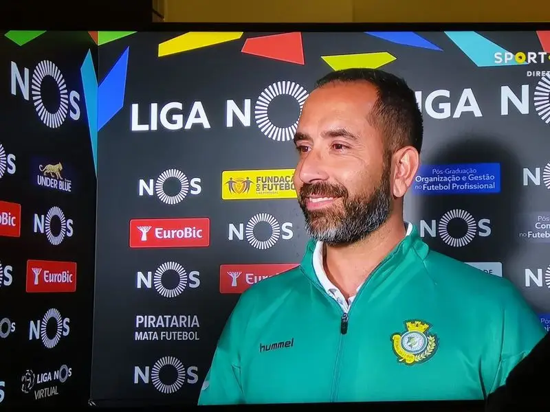 Na época 2019/20, Acácio dava a cara pelo comando da equipa do V. Setúbal, mas na verdade era adjunto de Sandro Mendes, o treinador principal da equipa
