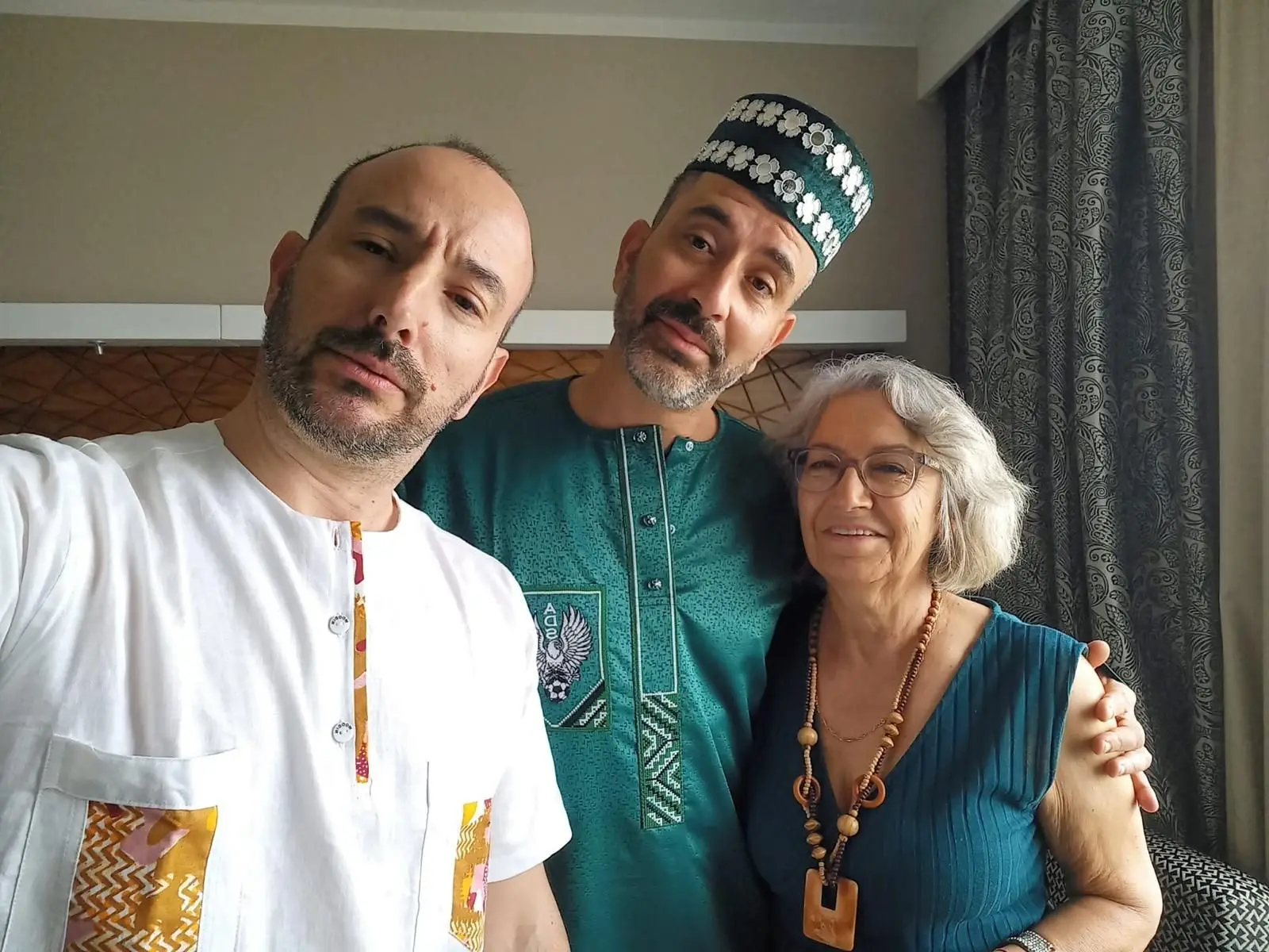 Acácio (no meio) com o irmão mais novo e a mãe