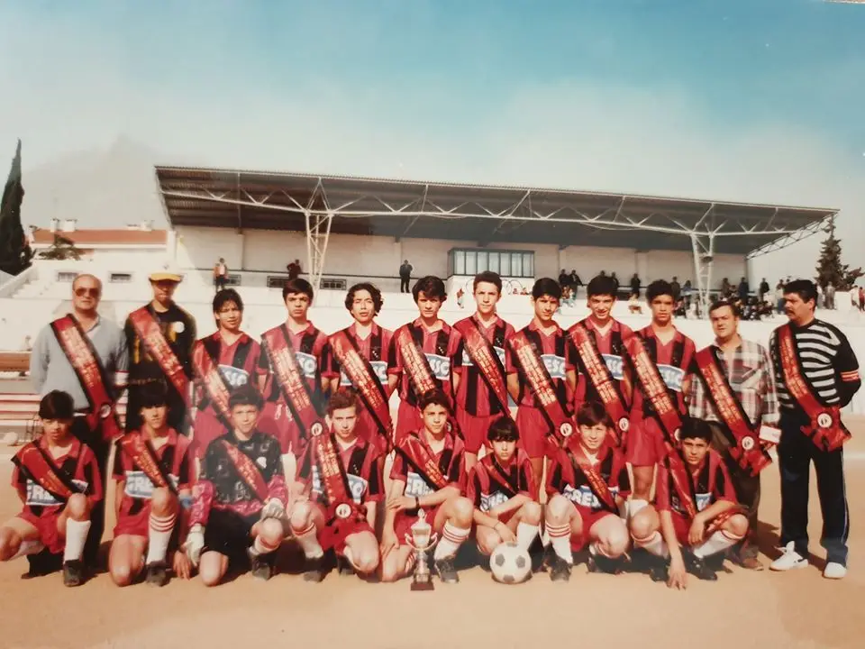 Acácio (o 5º atrás a contar da esquerda) foi campeão distrital de iniciados pelo Despertar SC de Beja