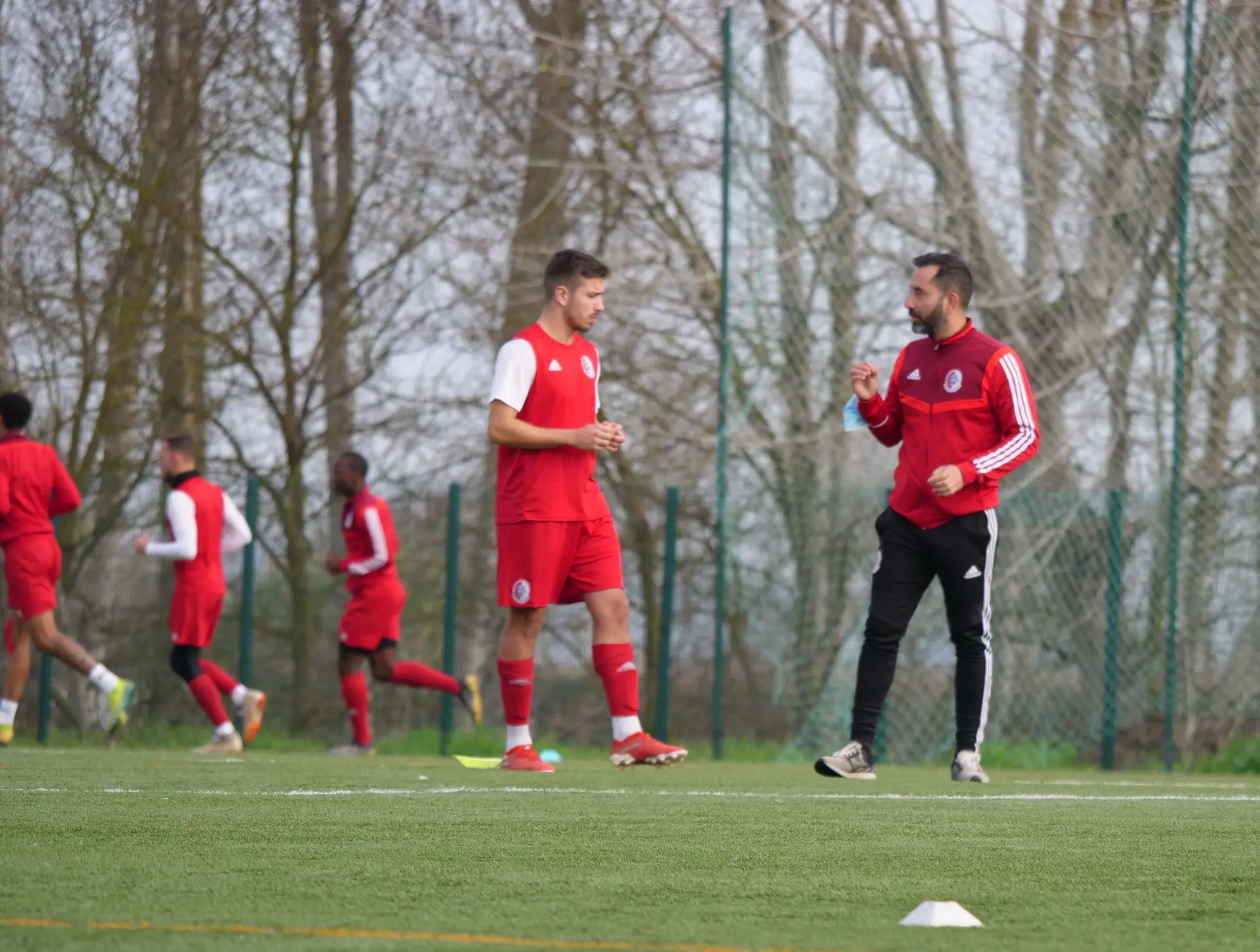 O técnico durante um treino do U. Santarém