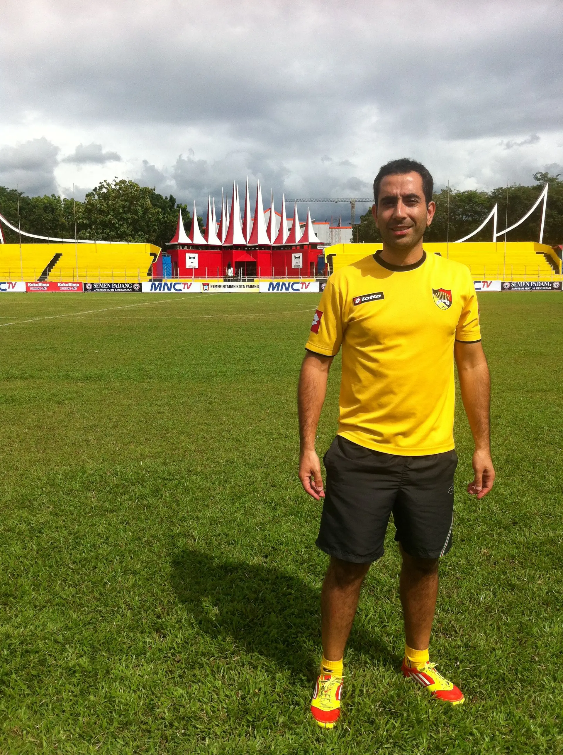 Em 2012/13, o treinador de Beja foi convidado para adjunto de Divaldo Alves, no Negeri Sembilan FA, da Malásia